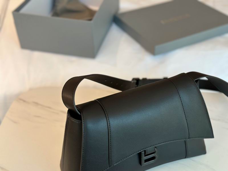 Balenciaga down 28x16cm CN (1)