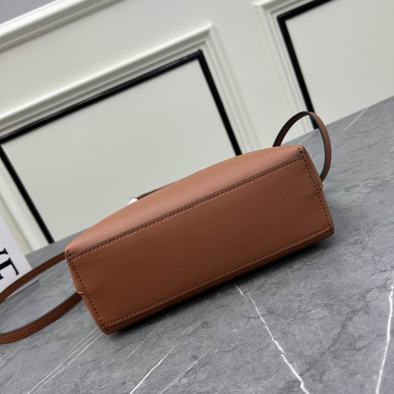 Loewe S652152 22x9x19.5cm ww (1)