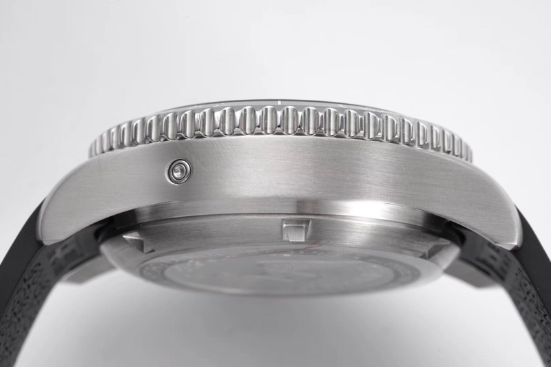 Watch0352