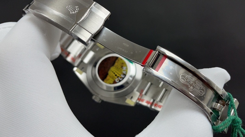 Watch0764