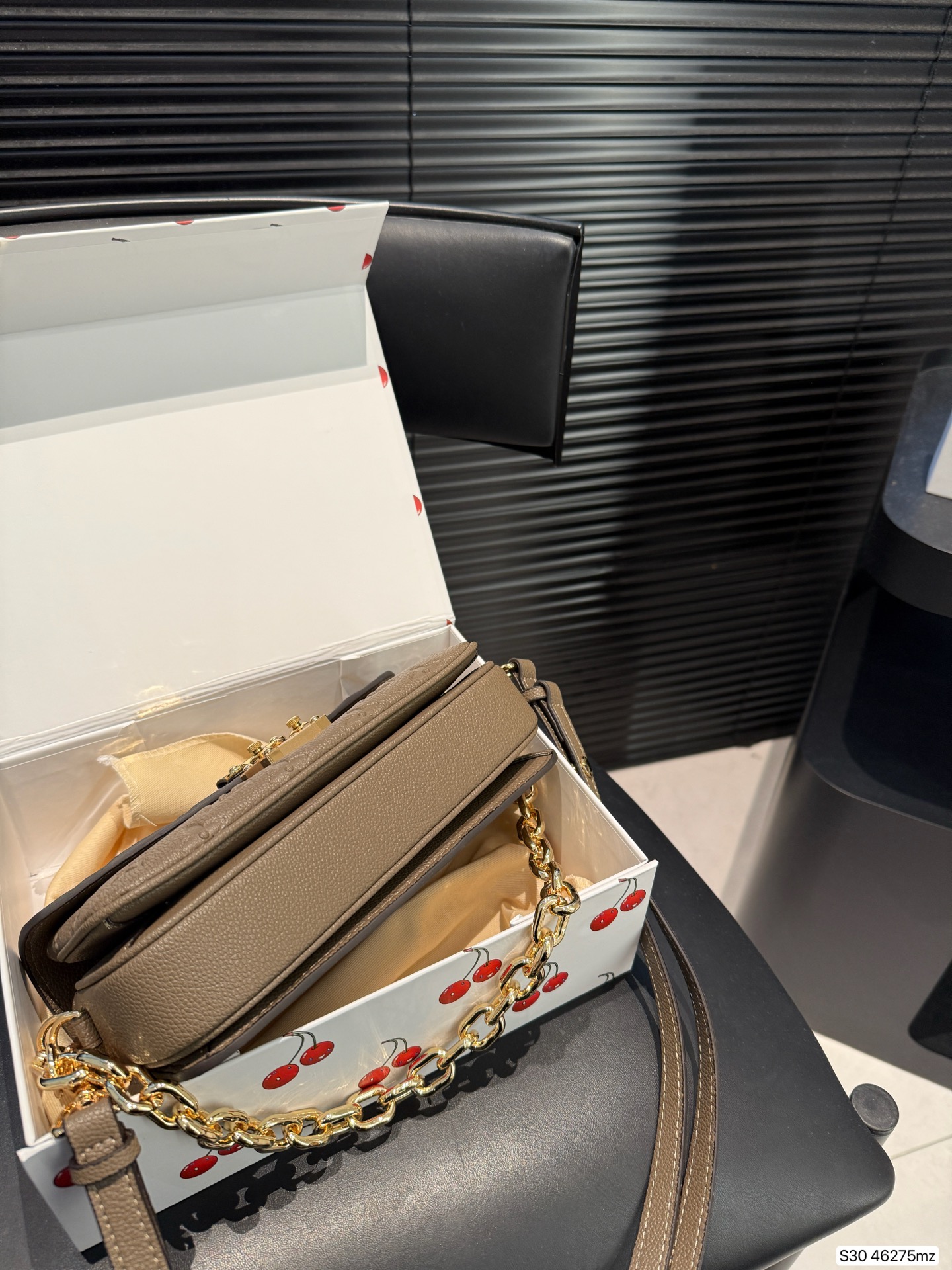 P200 配折叠盒子 原版复刻 全钢五金Lv 新款邮差包 爆款到不能更爆的邮差包 METIS手袋 非常高级 皮料软硬刚好，尺寸： 21 13 货号46275