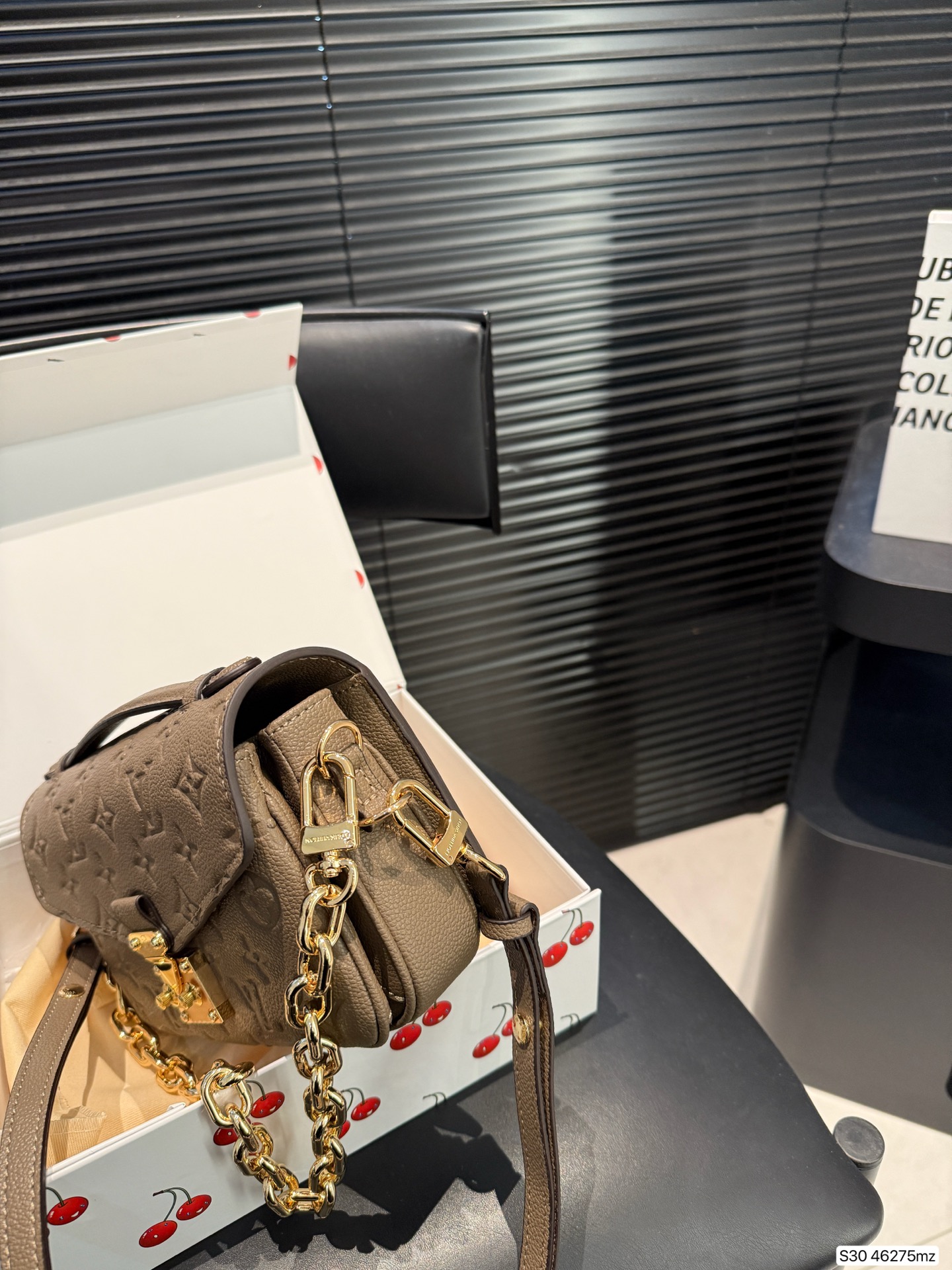 P200 配折叠盒子 原版复刻 全钢五金Lv 新款邮差包 爆款到不能更爆的邮差包 METIS手袋 非常高级 皮料软硬刚好，尺寸： 21 13 货号46275