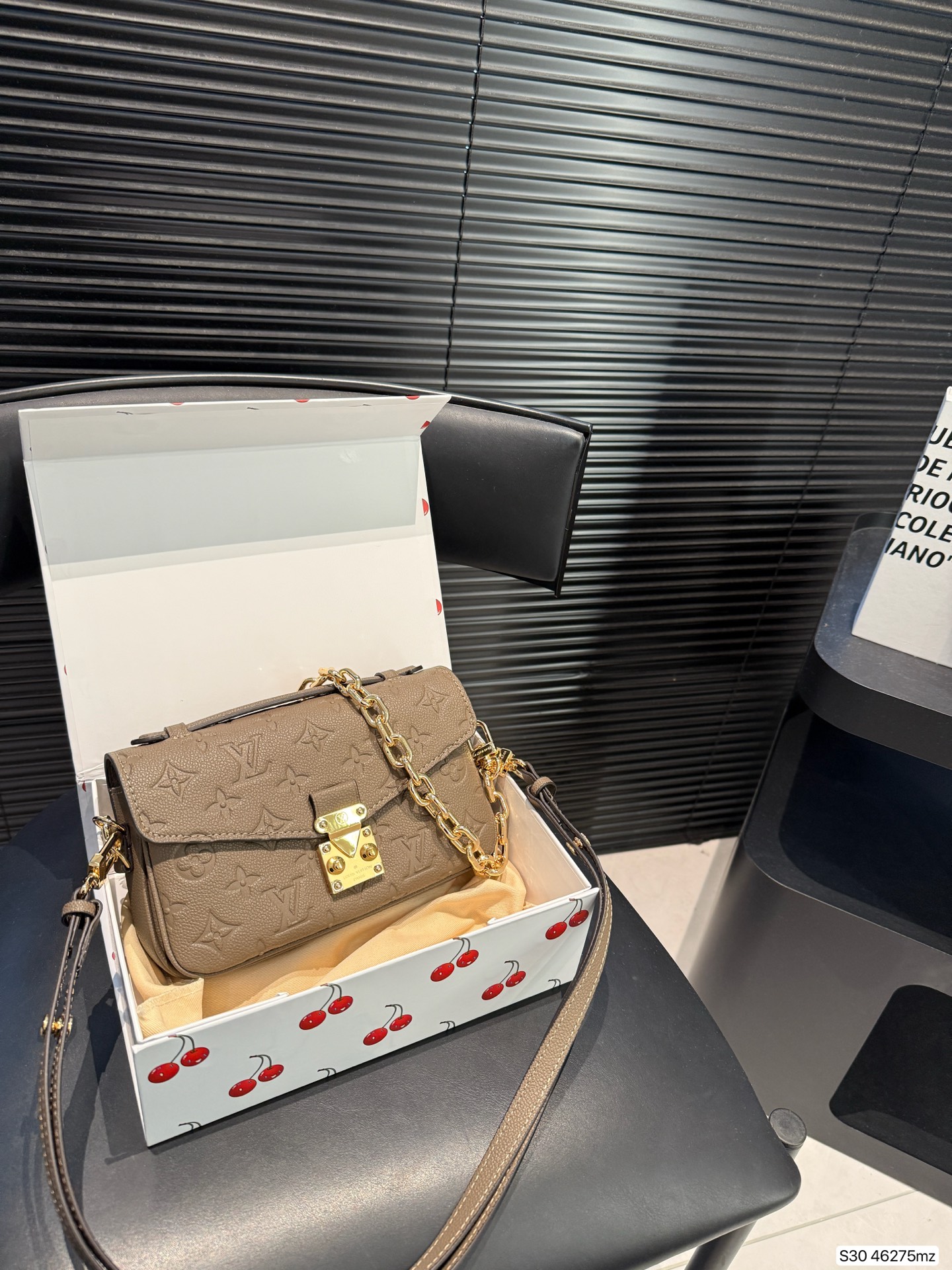 P200 配折叠盒子 原版复刻 全钢五金Lv 新款邮差包 爆款到不能更爆的邮差包 METIS手袋 非常高级 皮料软硬刚好，尺寸： 21 13 货号46275