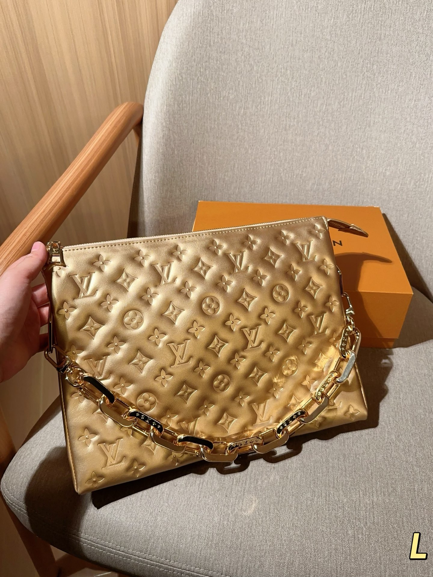 💰215 LV路易威登 Coussin风琴包 任何搭配都能够轻松驾驭 低调有质感 集美必入款 尺寸：33cm 礼盒包装➕飞机箱✈️