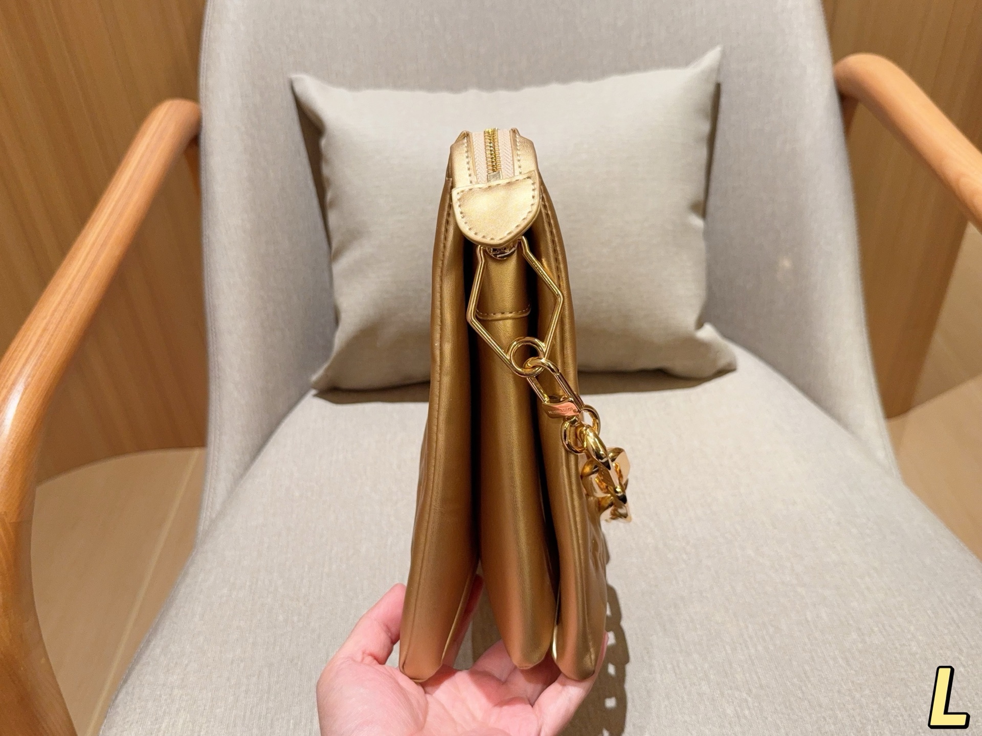 💰215 LV路易威登 Coussin风琴包 任何搭配都能够轻松驾驭 低调有质感 集美必入款 尺寸：33cm 礼盒包装➕飞机箱✈️