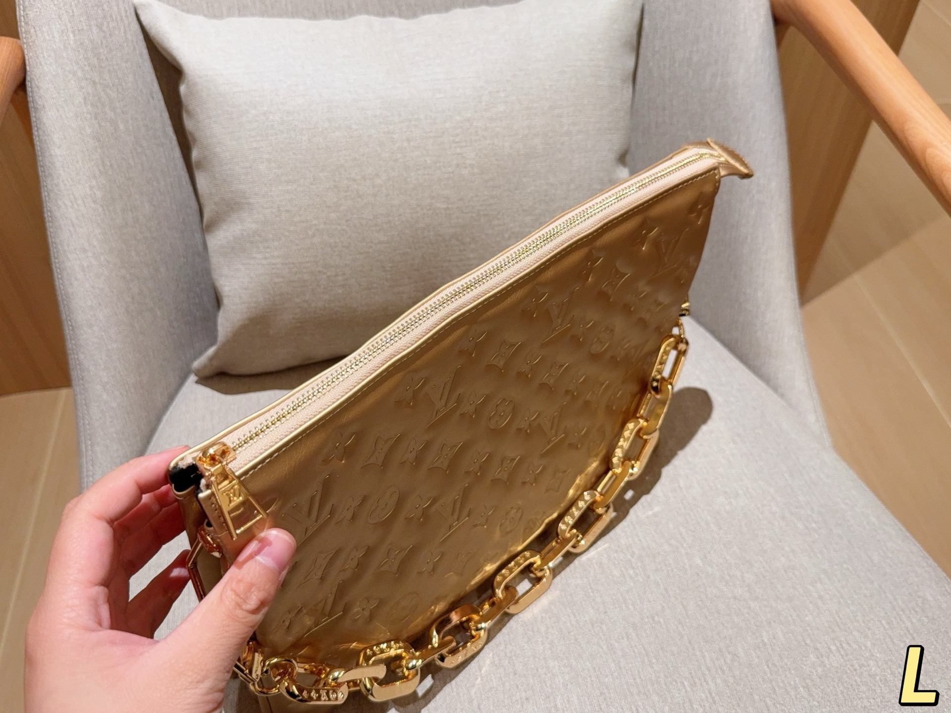 💰215 LV路易威登 Coussin风琴包 任何搭配都能够轻松驾驭 低调有质感 集美必入款 尺寸：33cm 礼盒包装➕飞机箱✈️