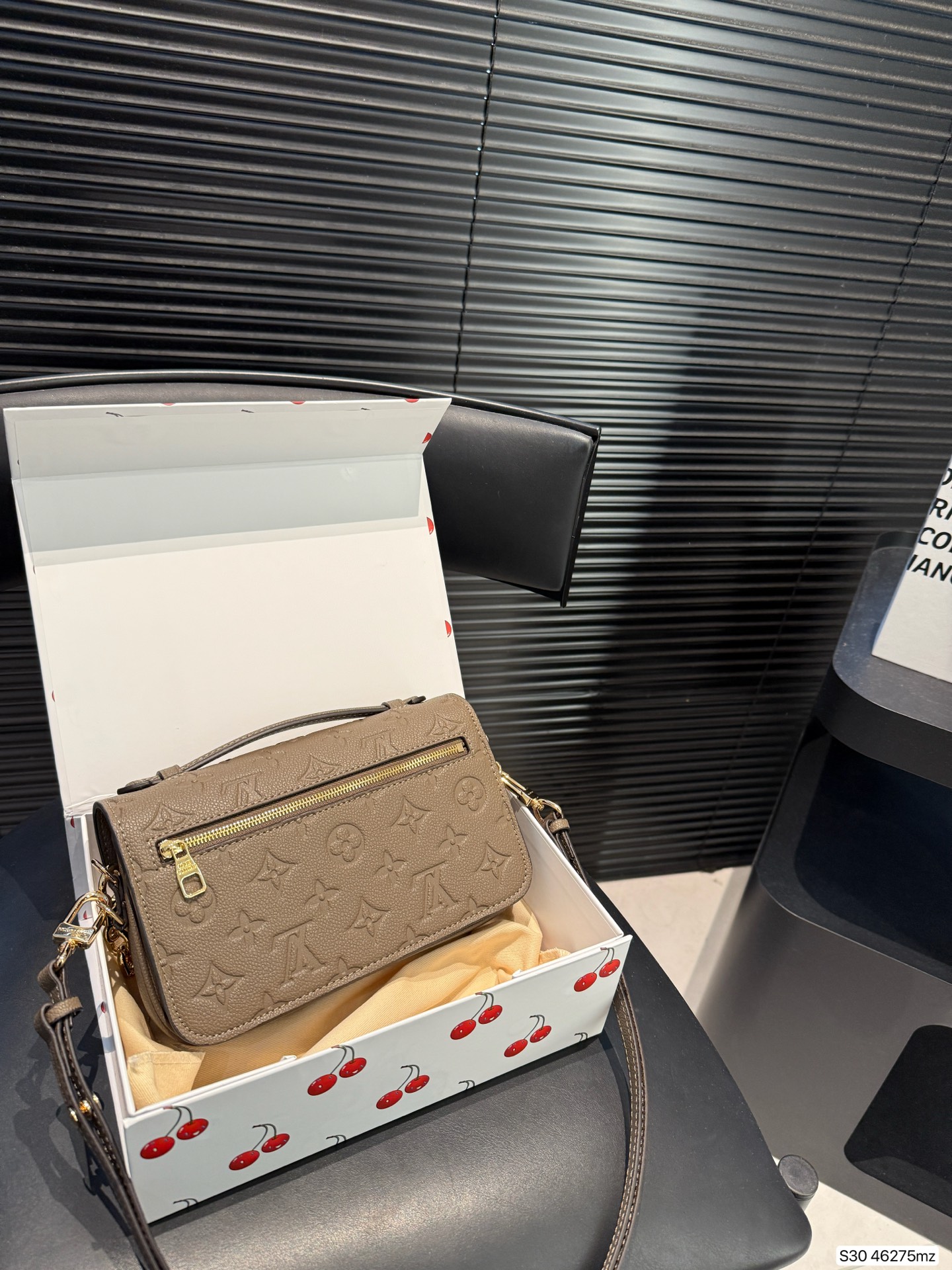 P200 配折叠盒子 原版复刻 全钢五金Lv 新款邮差包 爆款到不能更爆的邮差包 METIS手袋 非常高级 皮料软硬刚好，尺寸： 21 13 货号46275