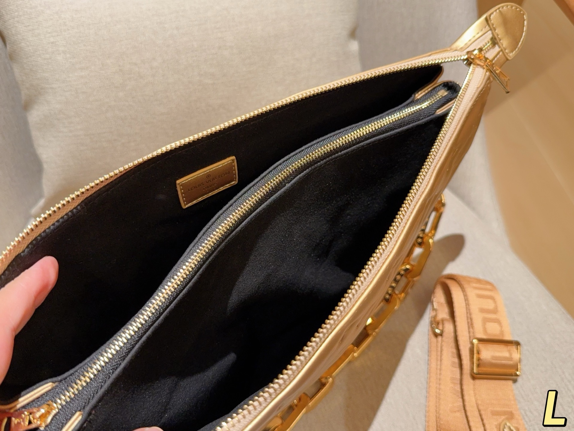 💰215 LV路易威登 Coussin风琴包 任何搭配都能够轻松驾驭 低调有质感 集美必入款 尺寸：33cm 礼盒包装➕飞机箱✈️