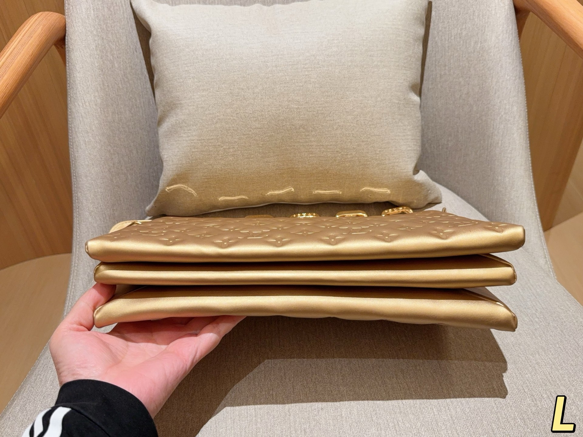 💰215 LV路易威登 Coussin风琴包 任何搭配都能够轻松驾驭 低调有质感 集美必入款 尺寸：33cm 礼盒包装➕飞机箱✈️