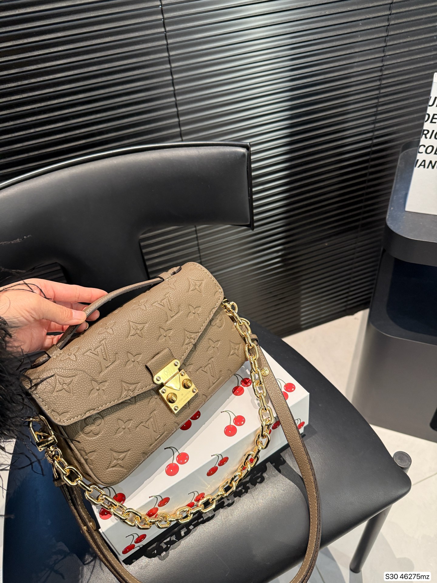 P200 配折叠盒子 原版复刻 全钢五金Lv 新款邮差包 爆款到不能更爆的邮差包 METIS手袋 非常高级 皮料软硬刚好，尺寸： 21 13 货号46275