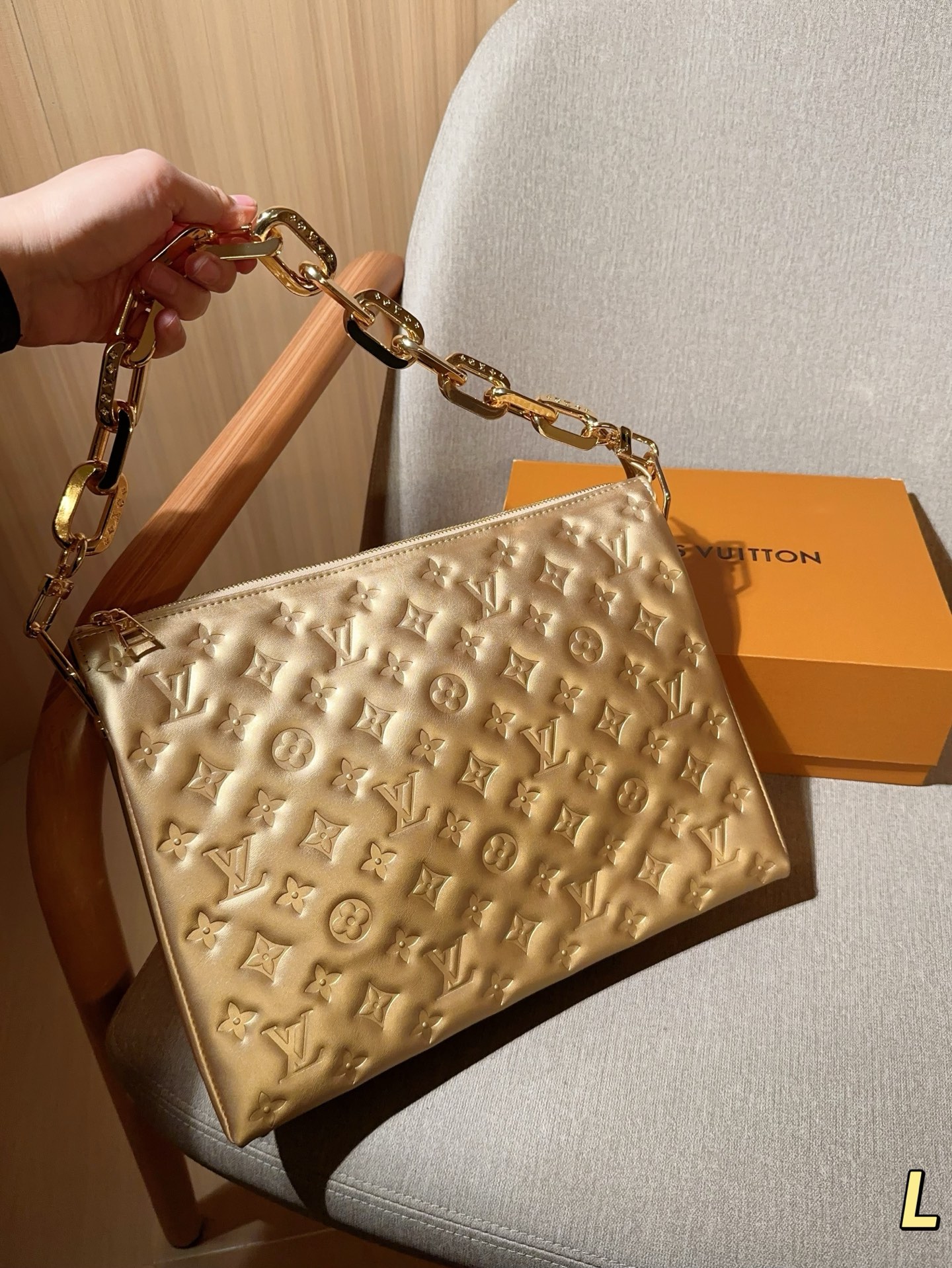 💰215 LV路易威登 Coussin风琴包 任何搭配都能够轻松驾驭 低调有质感 集美必入款 尺寸：33cm 礼盒包装➕飞机箱✈️