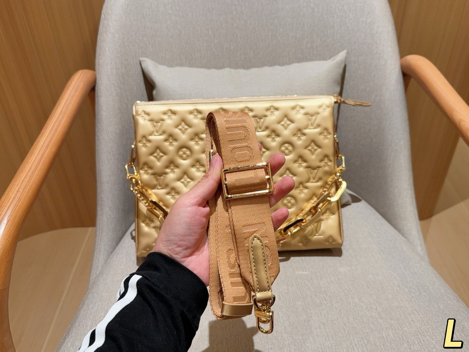 💰215 LV路易威登 Coussin风琴包 任何搭配都能够轻松驾驭 低调有质感 集美必入款 尺寸：33cm 礼盒包装➕飞机箱✈️