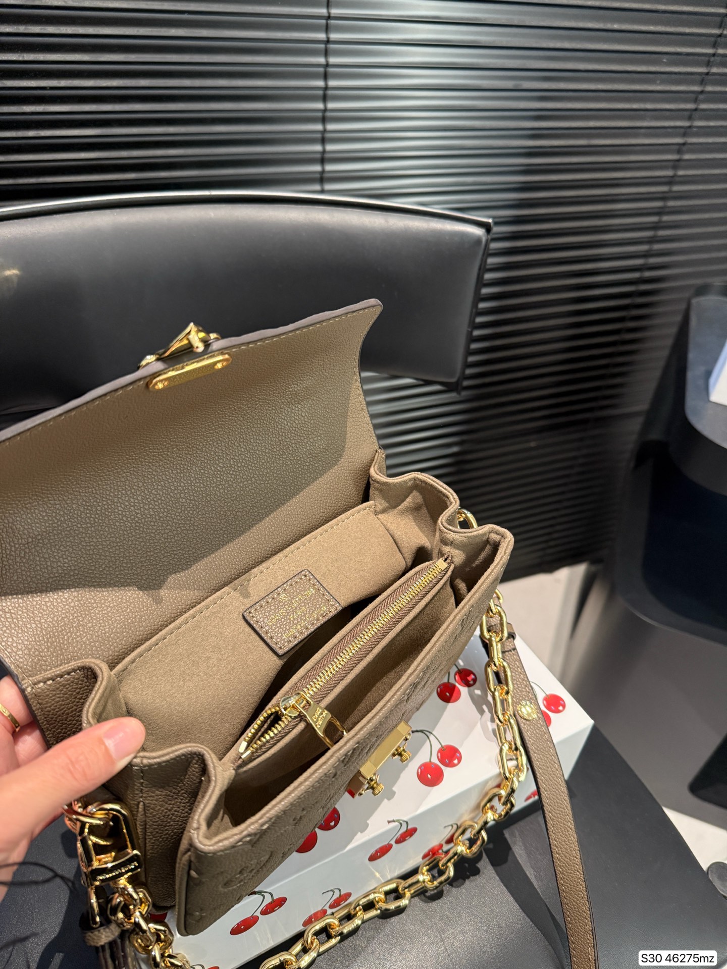 P200 配折叠盒子 原版复刻 全钢五金Lv 新款邮差包 爆款到不能更爆的邮差包 METIS手袋 非常高级 皮料软硬刚好，尺寸： 21 13 货号46275