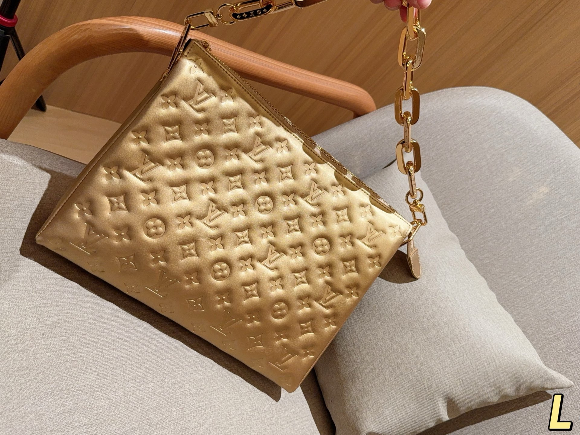 💰215 LV路易威登 Coussin风琴包 任何搭配都能够轻松驾驭 低调有质感 集美必入款 尺寸：33cm 礼盒包装➕飞机箱✈️