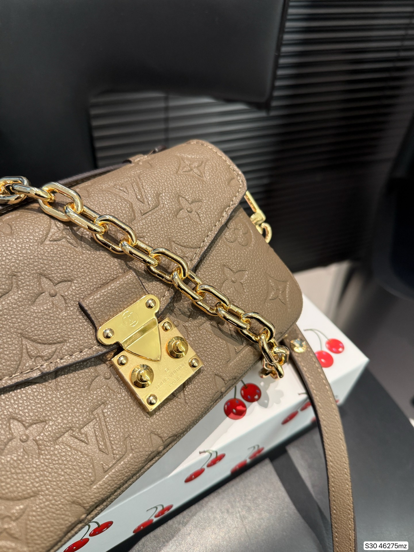 P200 配折叠盒子 原版复刻 全钢五金Lv 新款邮差包 爆款到不能更爆的邮差包 METIS手袋 非常高级 皮料软硬刚好，尺寸： 21 13 货号46275