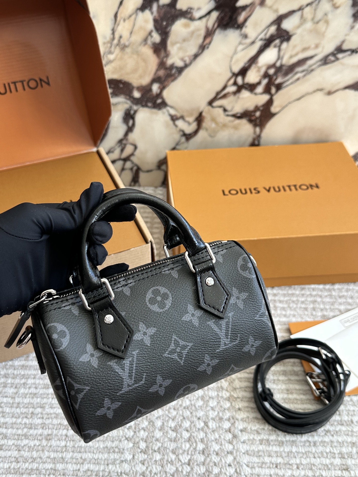 💰150、复刻版（配盒） size：16cm/ L家 ss2025 Speedy Nano 代购渠道 新款黑武士 肩带可以拆卸和调节长短哦！