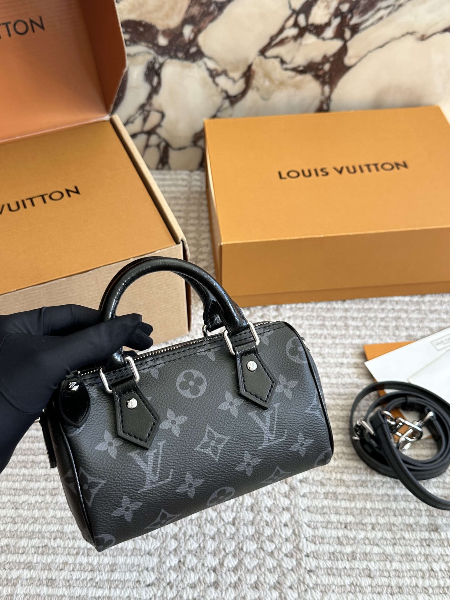 💰150、复刻版（配盒） size：16cm/ L家 ss2025 Speedy Nano 代购渠道 新款黑武士 肩带可以拆卸和调节长短哦！