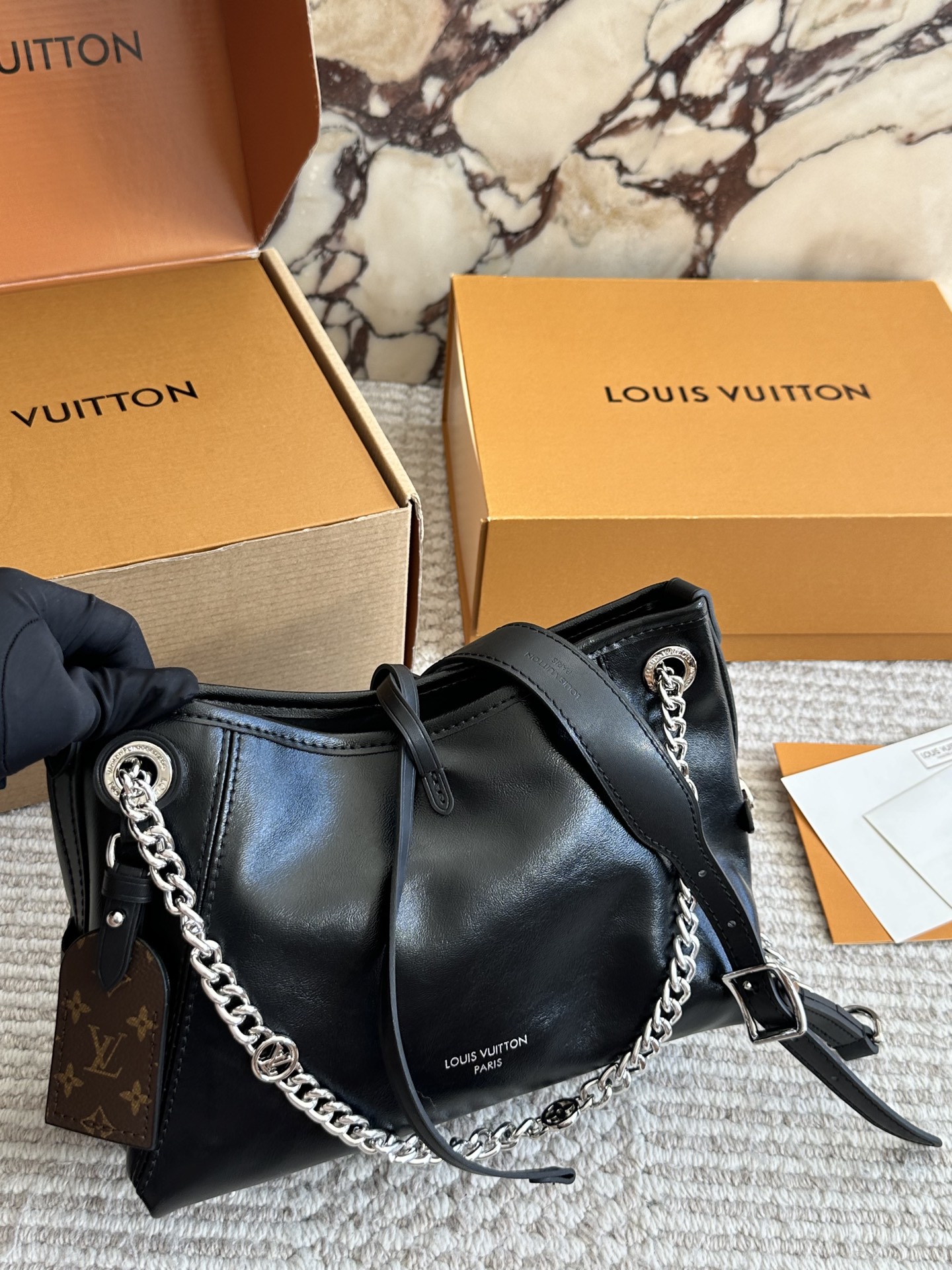 p190 新的carryall bb 鲶鱼须子和大金链子宝宝们形容的太贴切了 LV配金链子真的好看 小小咩觉得新版carryall变可爱 了，而且不喜欢大包的姐妹这个就没什么顾虑了，26cm双盒