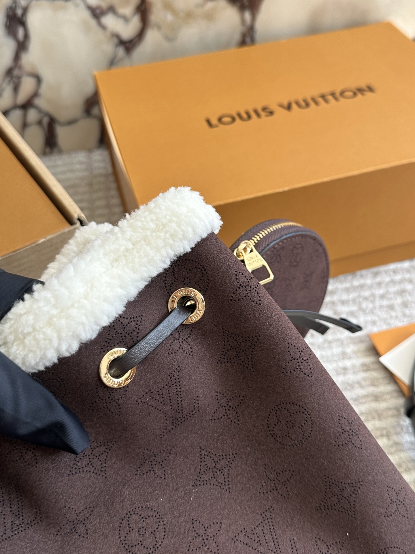 💰180 LV高版本 bella 小水桶 手袋系列 采用Monogram镂花穿孔小牛皮塑造小巧构型,再令相同图案以袖珍比例栖身圆形零钱包,洋溢摩登风尚。金属与皮革编织手柄和可拆卸皮革肩带实现多种背携方式。尺寸22 18cm