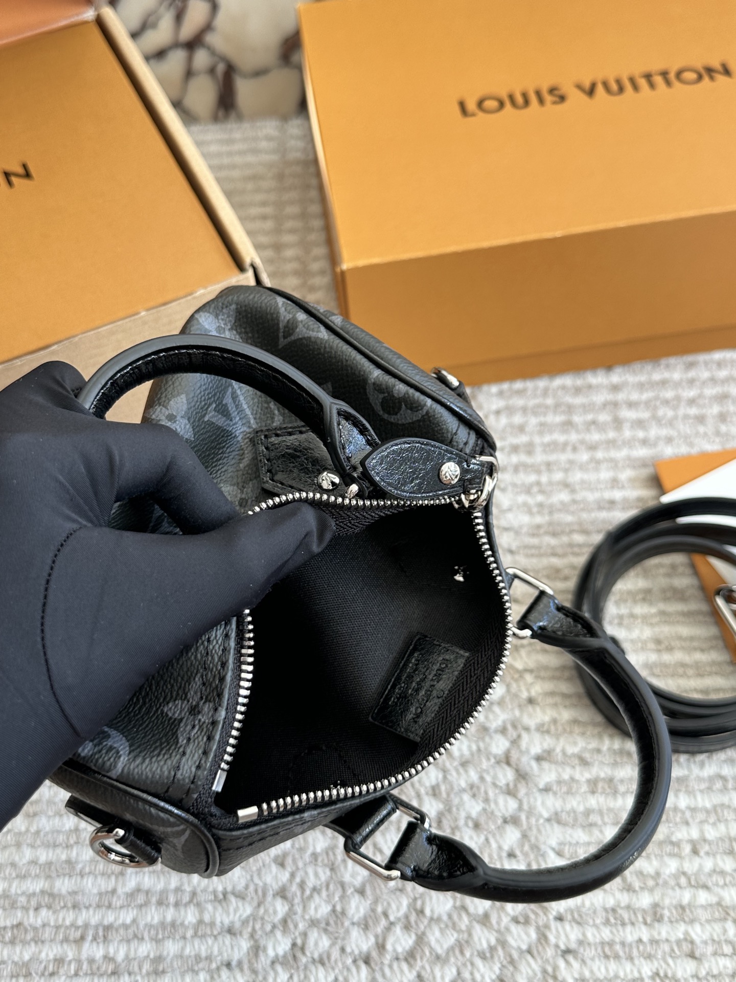 💰150、复刻版（配盒） size：16cm/ L家 ss2025 Speedy Nano 代购渠道 新款黑武士 肩带可以拆卸和调节长短哦！