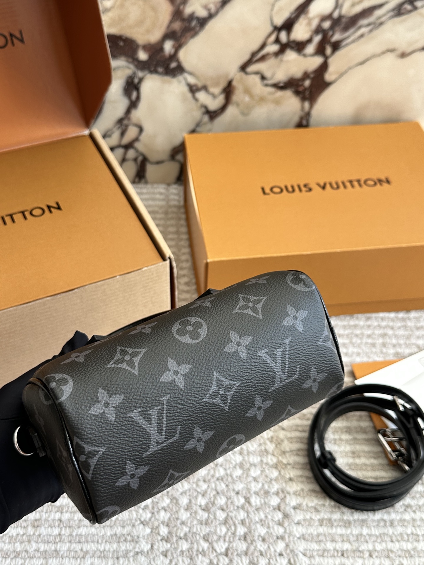 💰150、复刻版（配盒） size：16cm/ L家 ss2025 Speedy Nano 代购渠道 新款黑武士 肩带可以拆卸和调节长短哦！