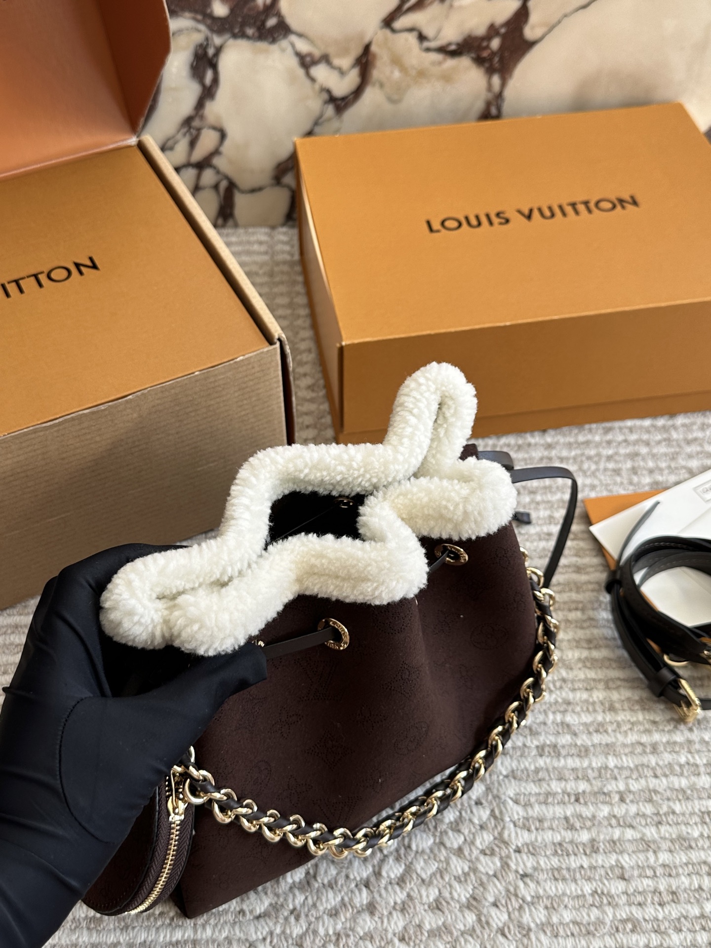 💰180 LV高版本 bella 小水桶 手袋系列 采用Monogram镂花穿孔小牛皮塑造小巧构型,再令相同图案以袖珍比例栖身圆形零钱包,洋溢摩登风尚。金属与皮革编织手柄和可拆卸皮革肩带实现多种背携方式。尺寸22 18cm