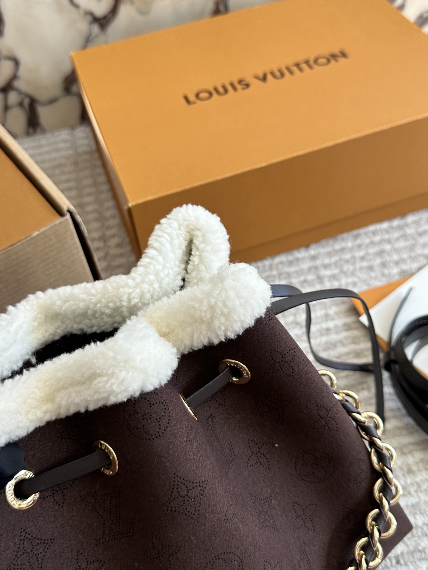 💰180 LV高版本 bella 小水桶 手袋系列 采用Monogram镂花穿孔小牛皮塑造小巧构型,再令相同图案以袖珍比例栖身圆形零钱包,洋溢摩登风尚。金属与皮革编织手柄和可拆卸皮革肩带实现多种背携方式。尺寸22 18cm