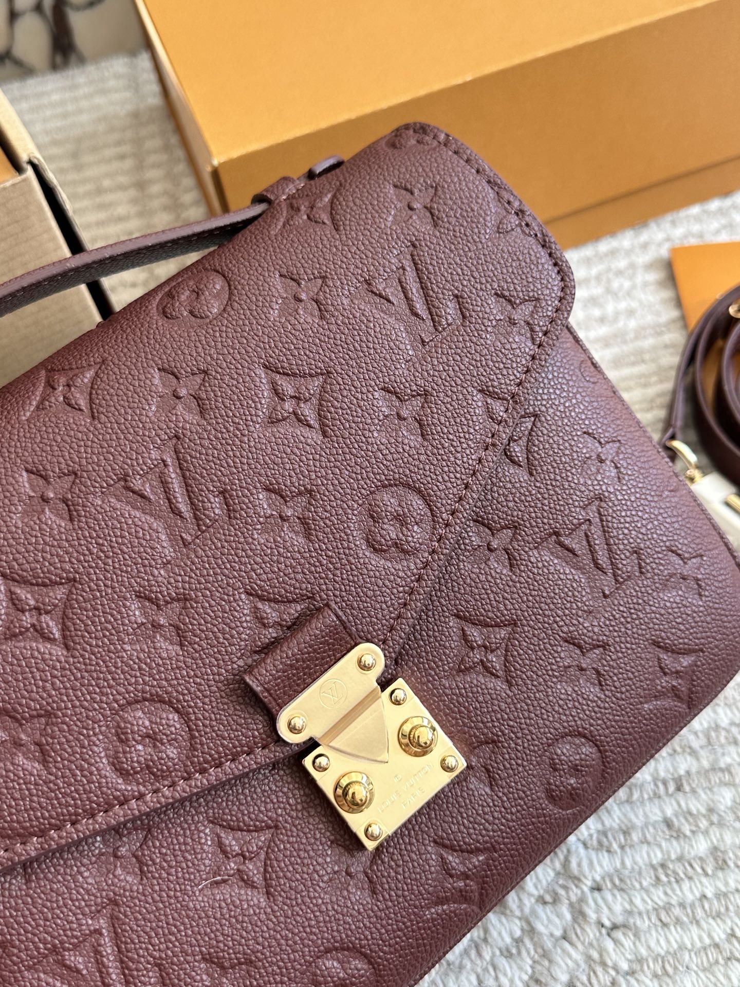 💰215 配盒 高版本 size：25cm L家 高品质邮差包 老花邮差 每一年这个季节都要推一下！ 因为它太经典！太好看！