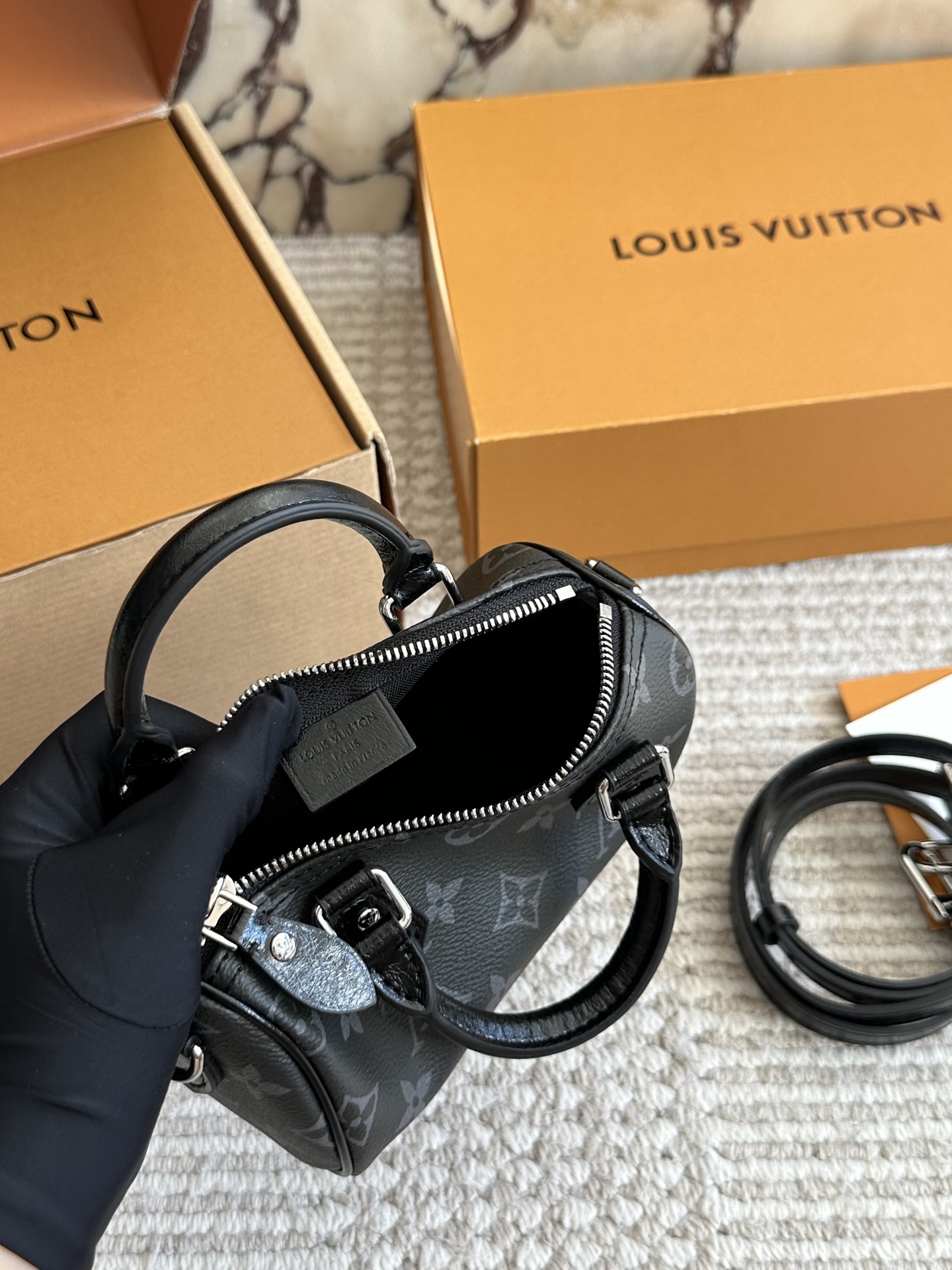 💰150、复刻版（配盒） size：16cm/ L家 ss2025 Speedy Nano 代购渠道 新款黑武士 肩带可以拆卸和调节长短哦！