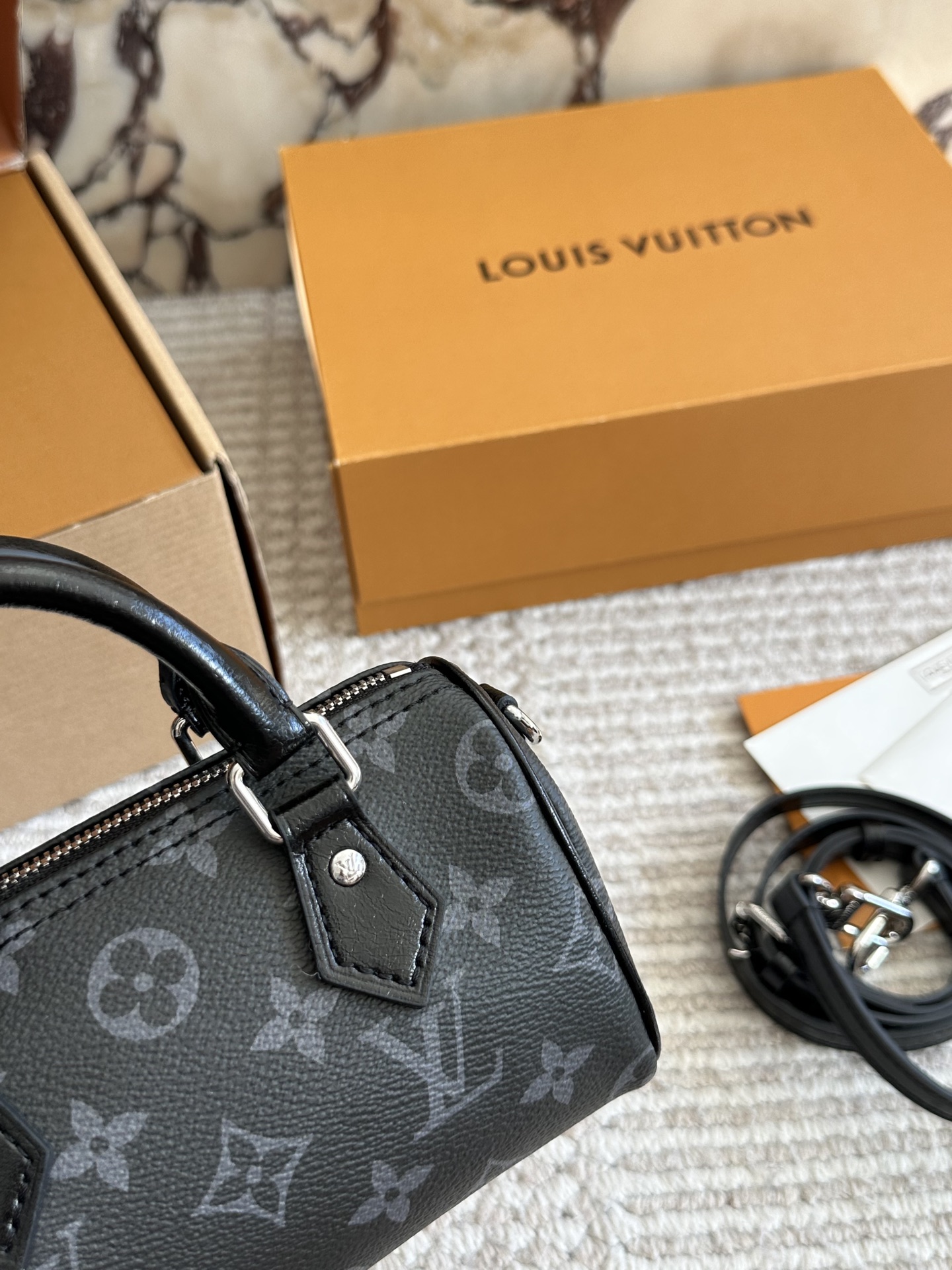 💰150、复刻版（配盒） size：16cm/ L家 ss2025 Speedy Nano 代购渠道 新款黑武士 肩带可以拆卸和调节长短哦！