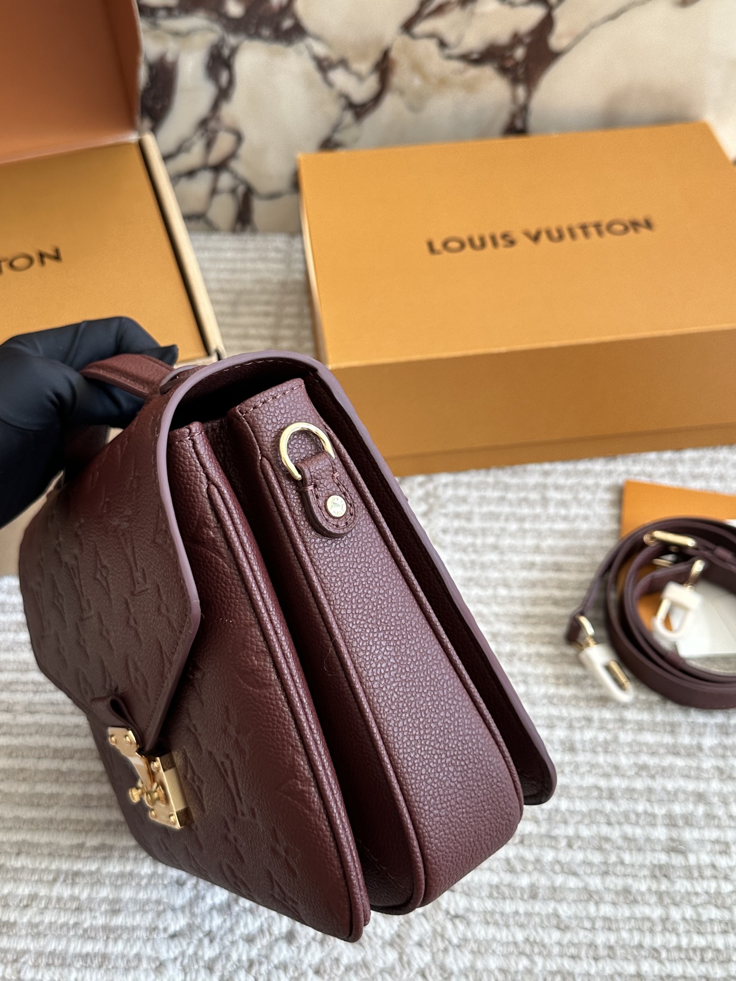 💰215 配盒 高版本 size：25cm L家 高品质邮差包 老花邮差 每一年这个季节都要推一下！ 因为它太经典！太好看！