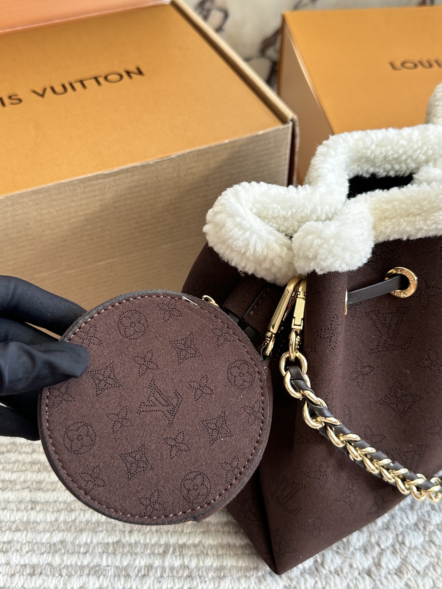 💰180 LV高版本 bella 小水桶 手袋系列 采用Monogram镂花穿孔小牛皮塑造小巧构型,再令相同图案以袖珍比例栖身圆形零钱包,洋溢摩登风尚。金属与皮革编织手柄和可拆卸皮革肩带实现多种背携方式。尺寸22 18cm