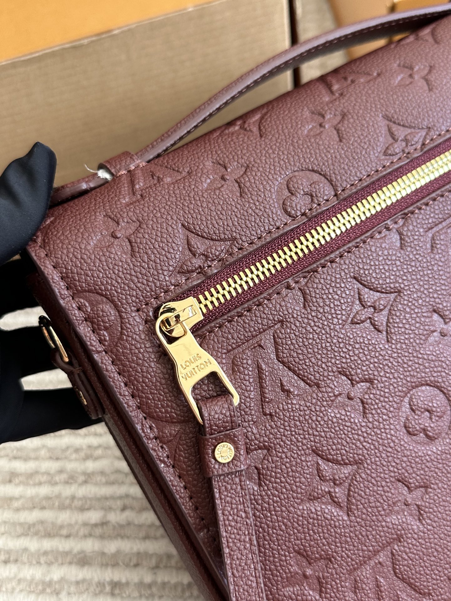 💰215 配盒 高版本 size：25cm L家 高品质邮差包 老花邮差 每一年这个季节都要推一下！ 因为它太经典！太好看！