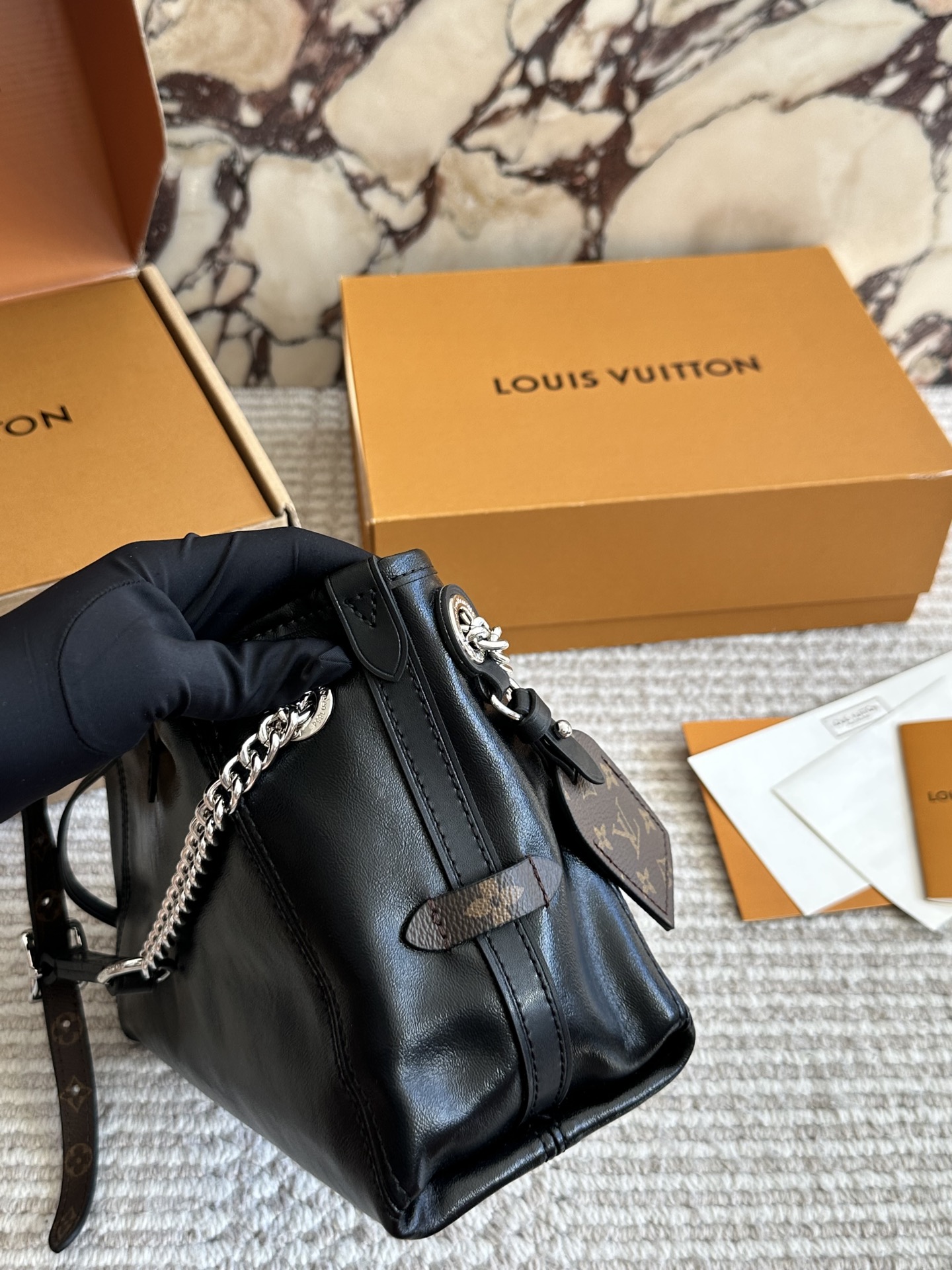 p190 新的carryall bb 鲶鱼须子和大金链子宝宝们形容的太贴切了 LV配金链子真的好看 小小咩觉得新版carryall变可爱 了，而且不喜欢大包的姐妹这个就没什么顾虑了，26cm双盒