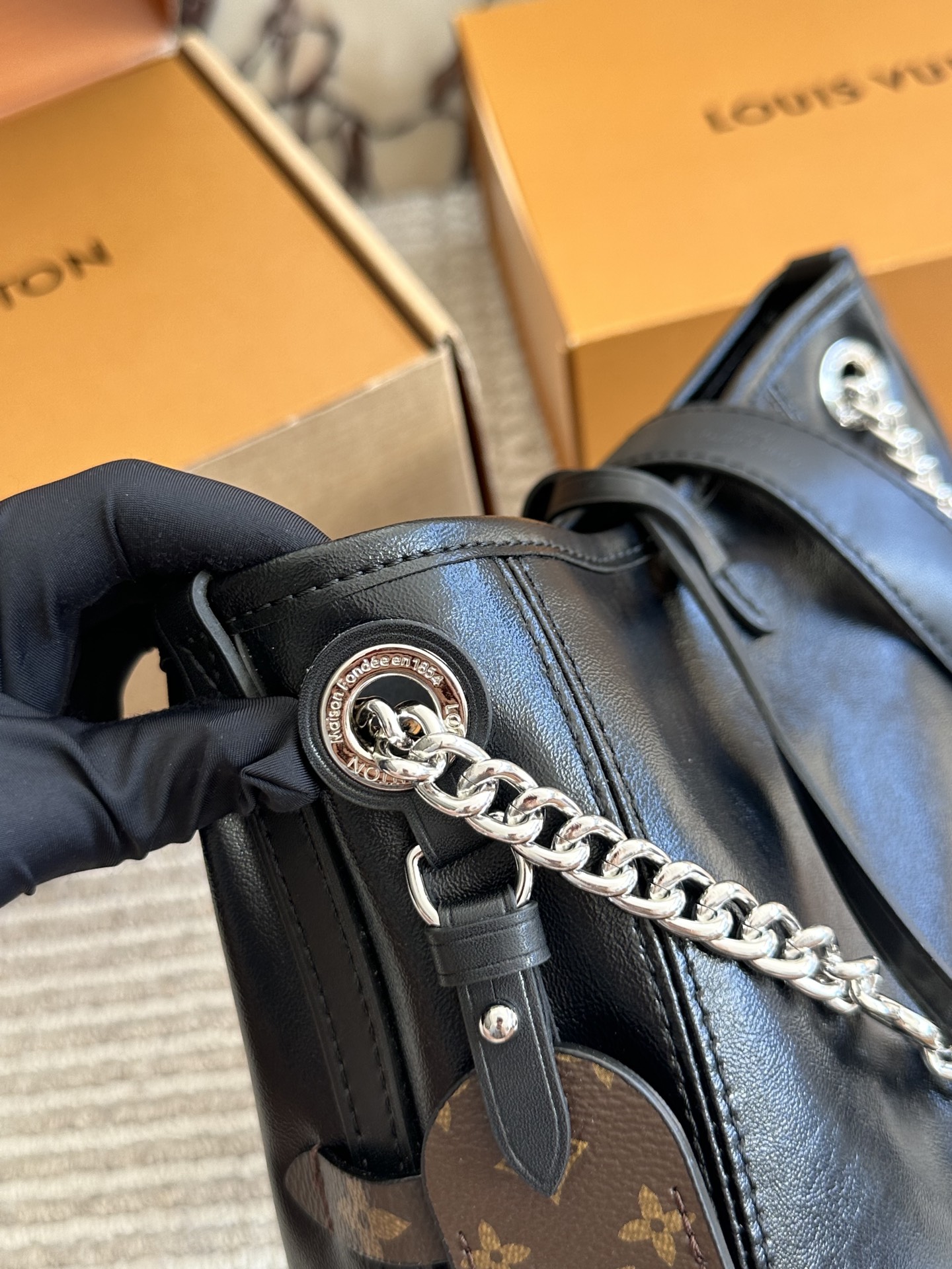 p190 新的carryall bb 鲶鱼须子和大金链子宝宝们形容的太贴切了 LV配金链子真的好看 小小咩觉得新版carryall变可爱 了，而且不喜欢大包的姐妹这个就没什么顾虑了，26cm双盒