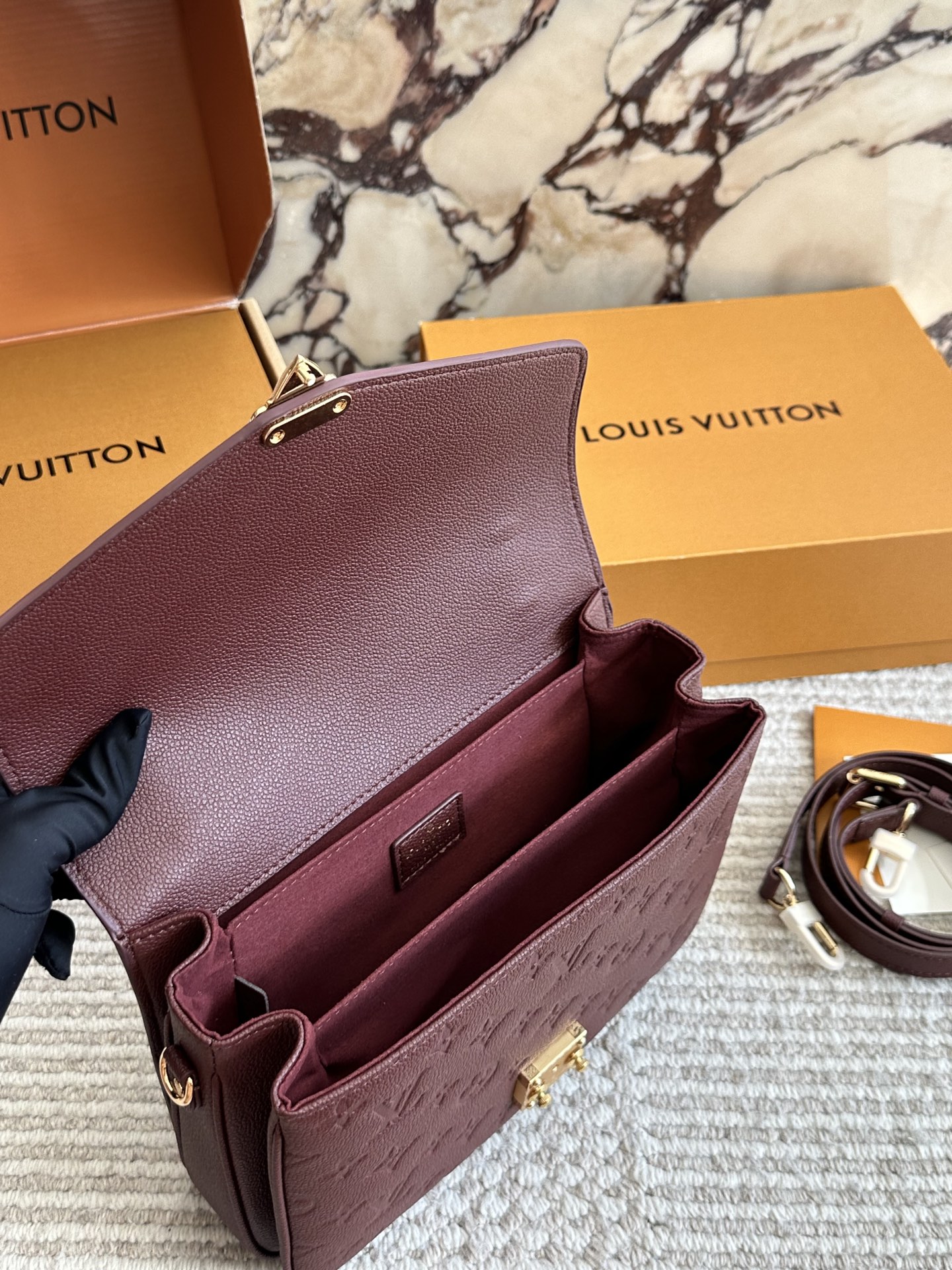 💰215 配盒 高版本 size：25cm L家 高品质邮差包 老花邮差 每一年这个季节都要推一下！ 因为它太经典！太好看！