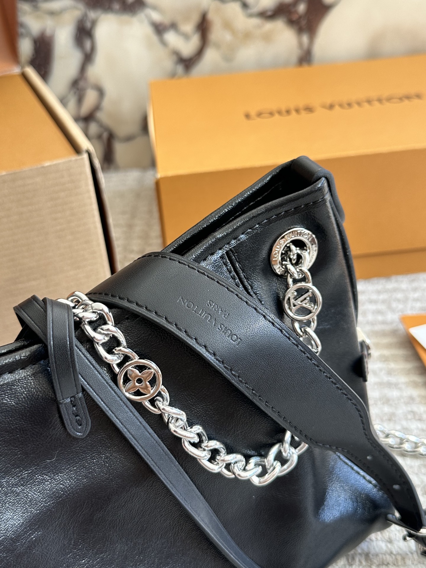 p190 新的carryall bb 鲶鱼须子和大金链子宝宝们形容的太贴切了 LV配金链子真的好看 小小咩觉得新版carryall变可爱 了，而且不喜欢大包的姐妹这个就没什么顾虑了，26cm双盒