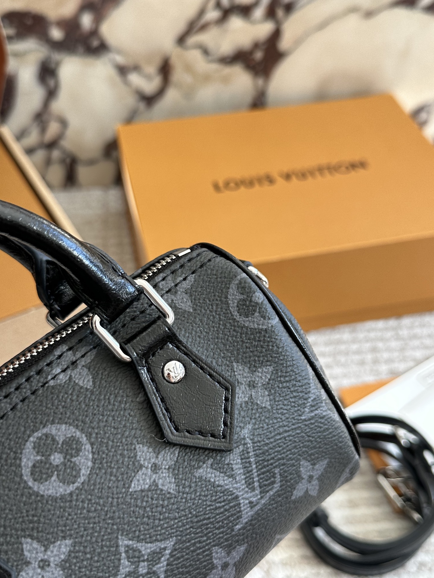 💰150、复刻版（配盒） size：16cm/ L家 ss2025 Speedy Nano 代购渠道 新款黑武士 肩带可以拆卸和调节长短哦！