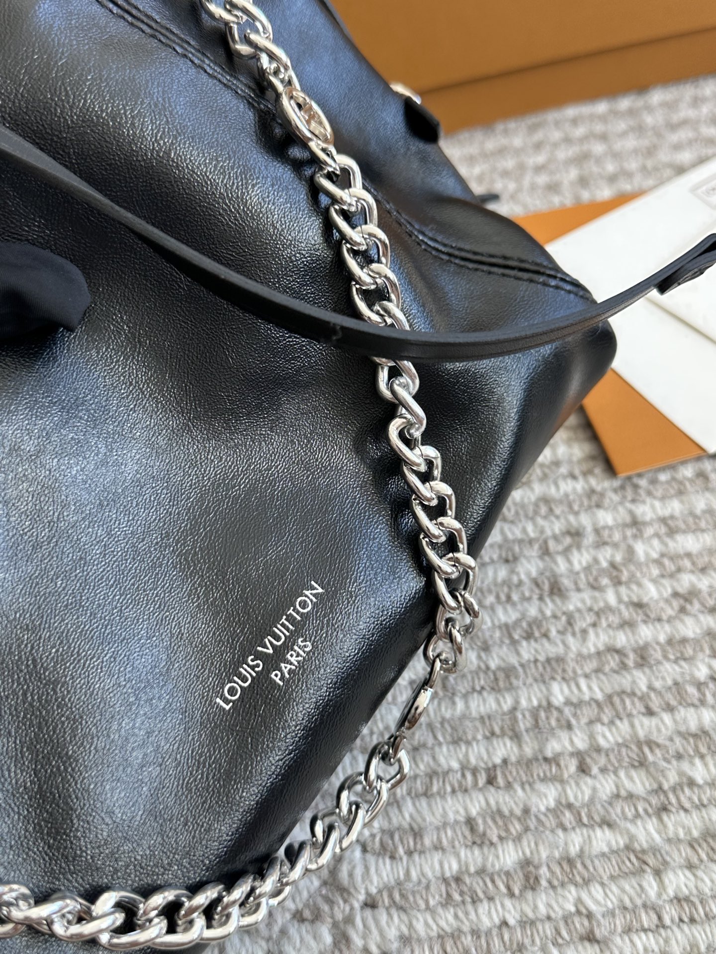 p190 新的carryall bb 鲶鱼须子和大金链子宝宝们形容的太贴切了 LV配金链子真的好看 小小咩觉得新版carryall变可爱 了，而且不喜欢大包的姐妹这个就没什么顾虑了，26cm双盒