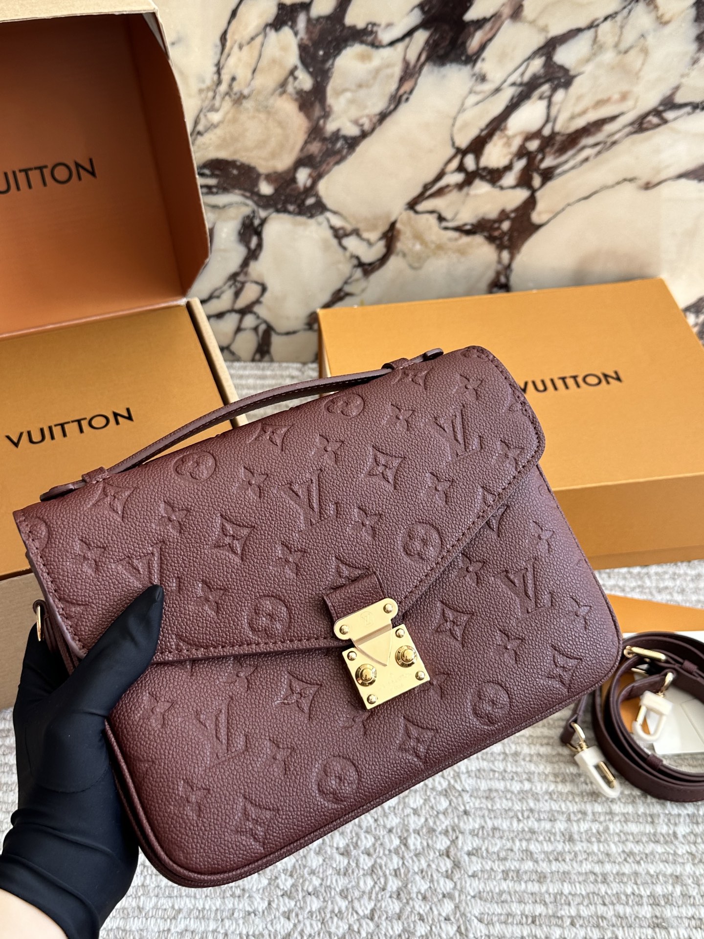 💰215 配盒 高版本 size：25cm L家 高品质邮差包 老花邮差 每一年这个季节都要推一下！ 因为它太经典！太好看！