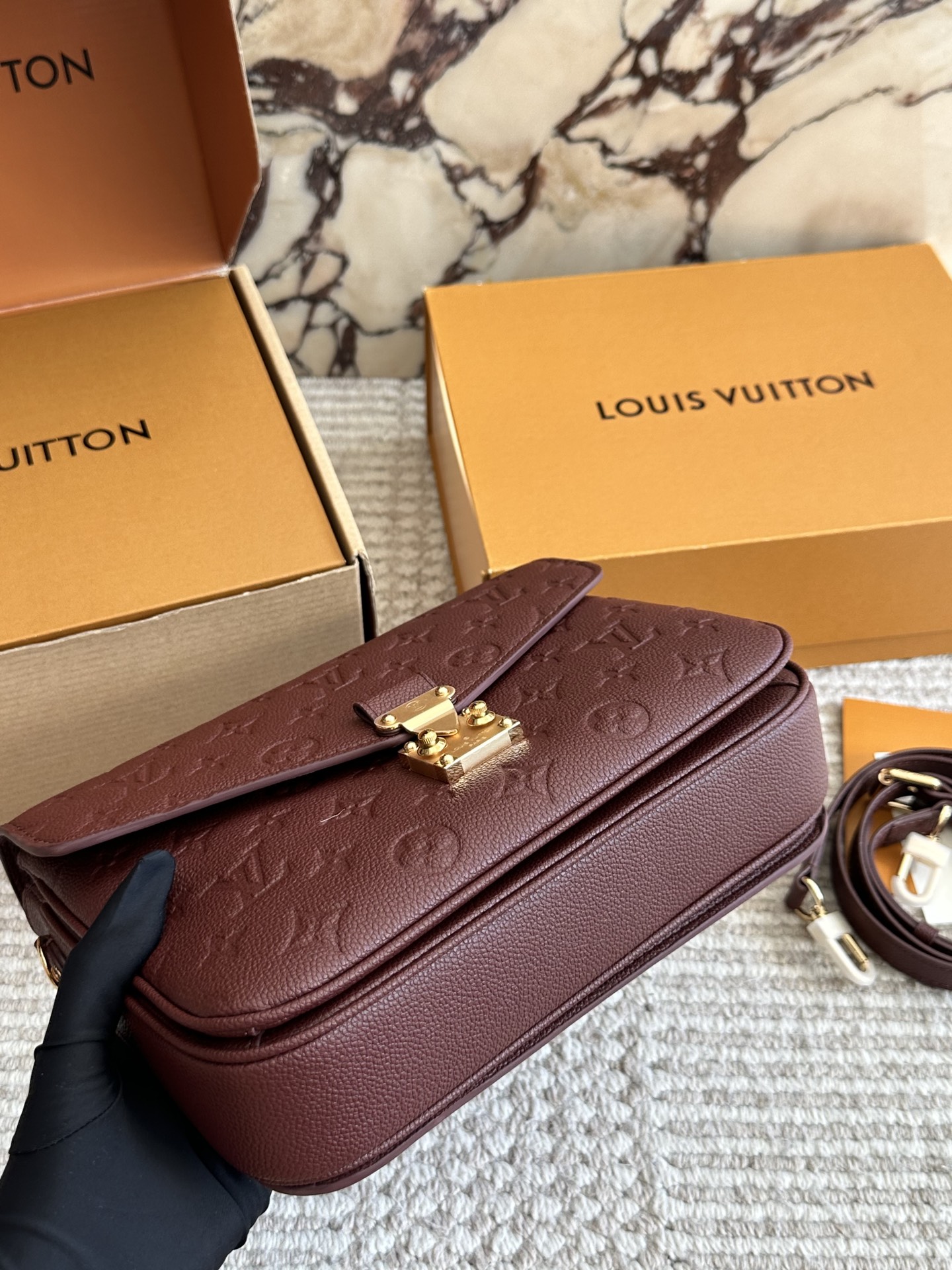 💰215 配盒 高版本 size：25cm L家 高品质邮差包 老花邮差 每一年这个季节都要推一下！ 因为它太经典！太好看！