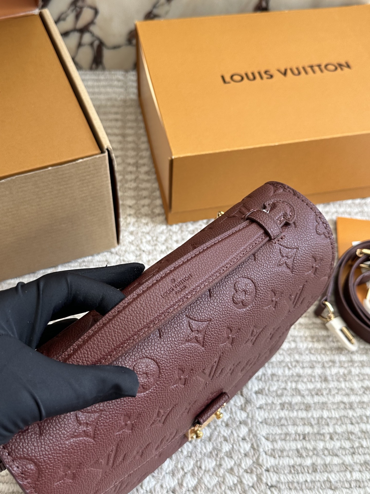 💰215 配盒 高版本 size：25cm L家 高品质邮差包 老花邮差 每一年这个季节都要推一下！ 因为它太经典！太好看！