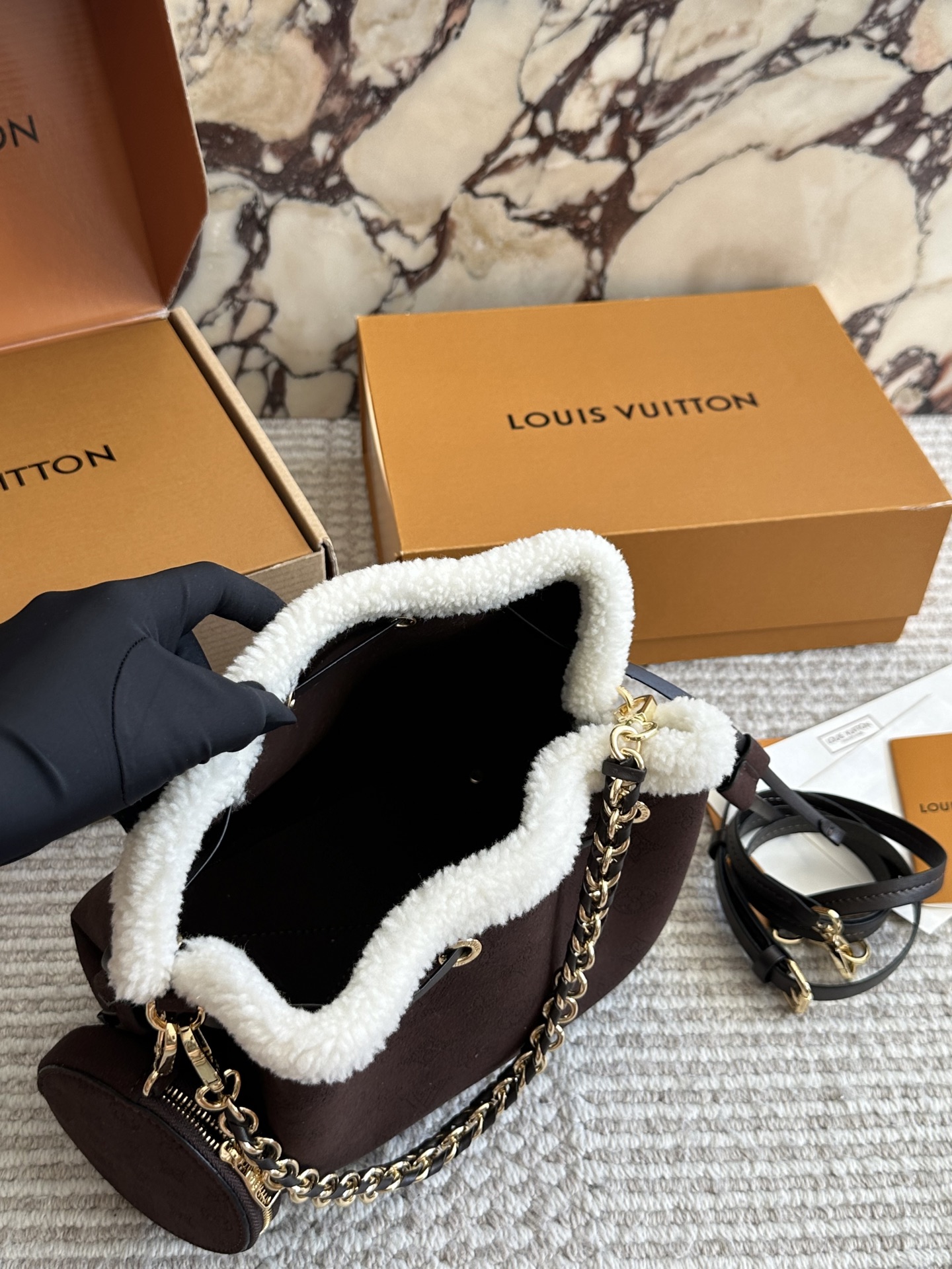 💰180 LV高版本 bella 小水桶 手袋系列 采用Monogram镂花穿孔小牛皮塑造小巧构型,再令相同图案以袖珍比例栖身圆形零钱包,洋溢摩登风尚。金属与皮革编织手柄和可拆卸皮革肩带实现多种背携方式。尺寸22 18cm