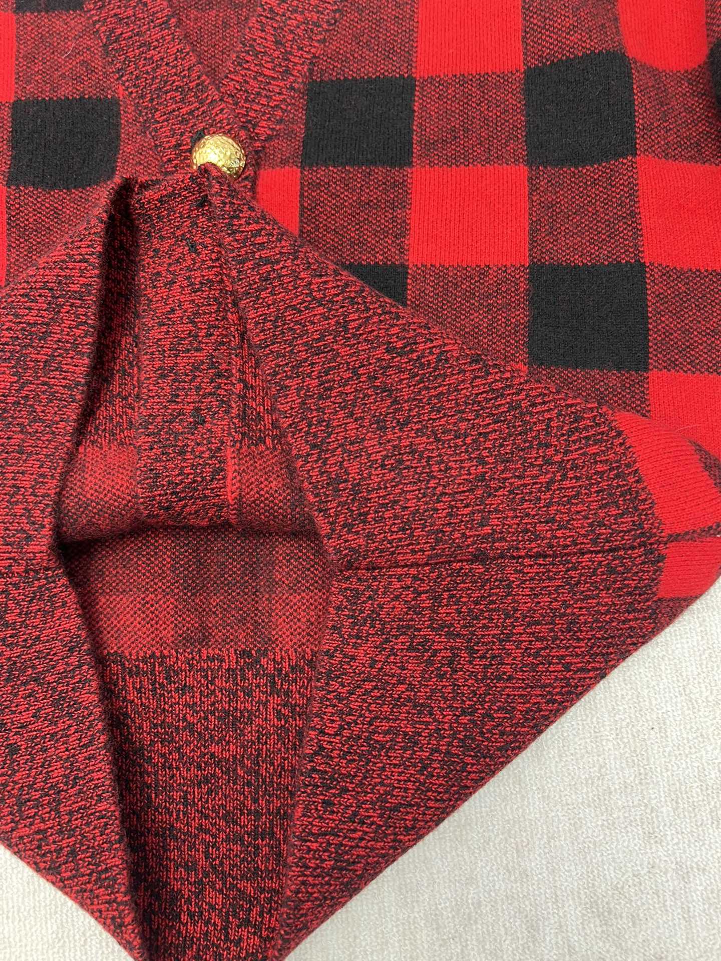 驴家 25ss新款格纹针织开衫本款开衫以毛绒混纺巧心织就，借由撞色针织呈现新意。衣身点缀细腻格纹，与边缘罗纹和袖口条纹共同致敬新季秀场的旅行灵感。锻纹纽扣描绘点睛之笔。 码数：S.M.L.
 驴家 25ss新款格纹针织开衫本款开衫以毛绒混纺巧心织就，借由撞色针织呈现新意。衣身点缀细腻格纹，与边缘罗纹和袖口条纹共同致敬新季秀场的旅行灵感。锻纹纽扣描绘点睛之笔。 码数：S.M.L.