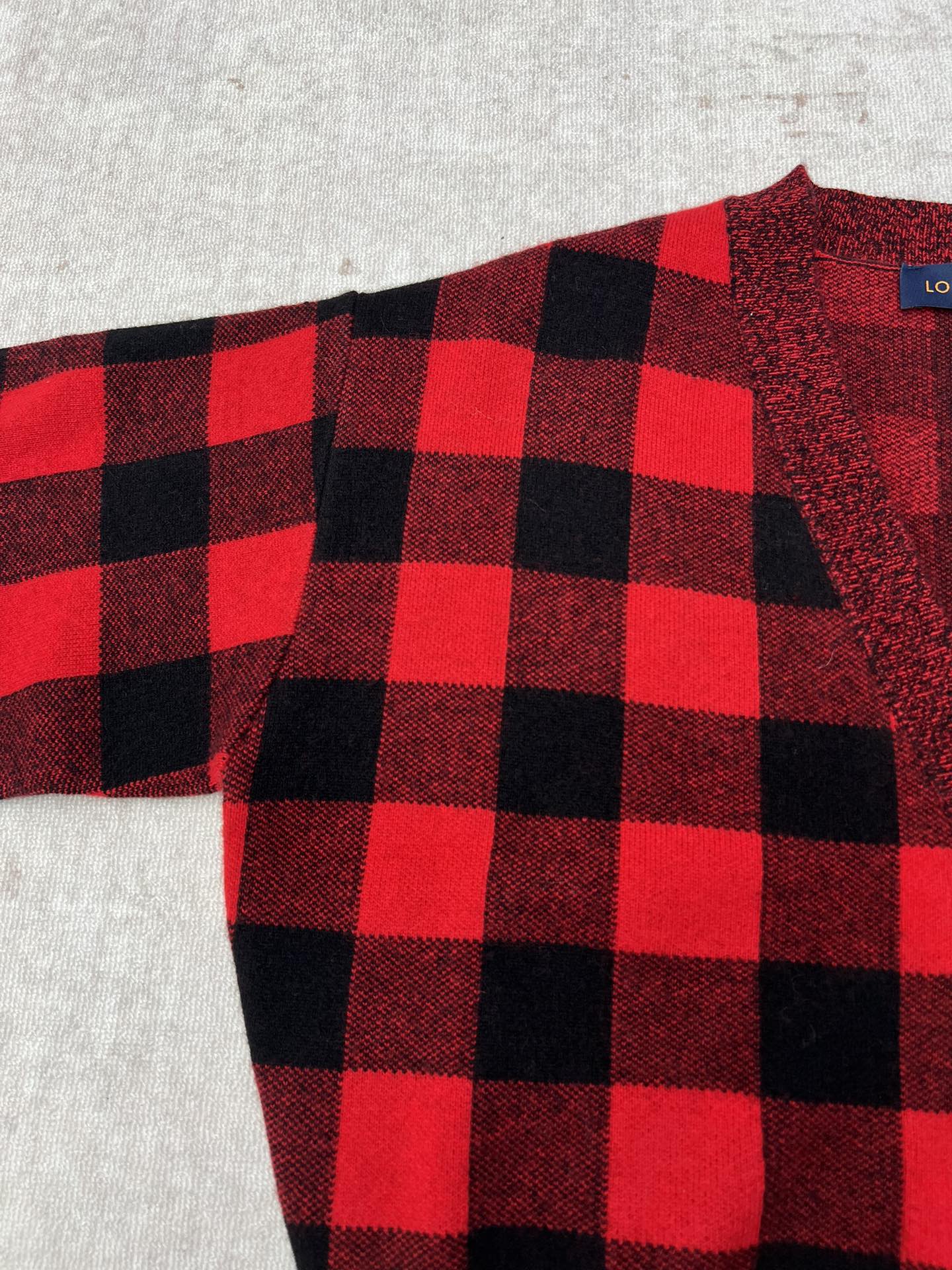 驴家 25ss新款格纹针织开衫本款开衫以毛绒混纺巧心织就，借由撞色针织呈现新意。衣身点缀细腻格纹，与边缘罗纹和袖口条纹共同致敬新季秀场的旅行灵感。锻纹纽扣描绘点睛之笔。 码数：S.M.L.
 驴家 25ss新款格纹针织开衫本款开衫以毛绒混纺巧心织就，借由撞色针织呈现新意。衣身点缀细腻格纹，与边缘罗纹和袖口条纹共同致敬新季秀场的旅行灵感。锻纹纽扣描绘点睛之笔。 码数：S.M.L.