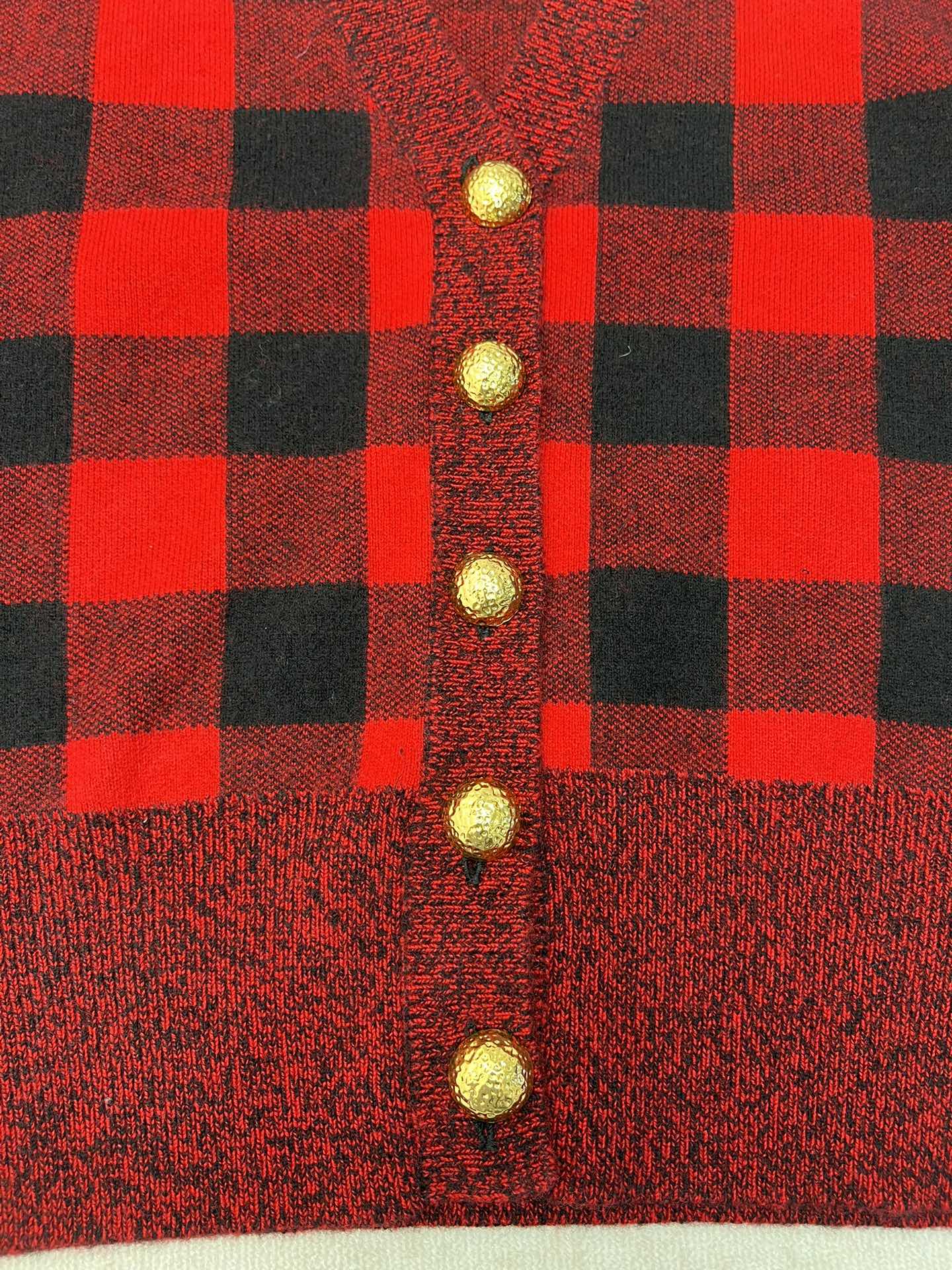 驴家 25ss新款格纹针织开衫本款开衫以毛绒混纺巧心织就，借由撞色针织呈现新意。衣身点缀细腻格纹，与边缘罗纹和袖口条纹共同致敬新季秀场的旅行灵感。锻纹纽扣描绘点睛之笔。 码数：S.M.L.
 驴家 25ss新款格纹针织开衫本款开衫以毛绒混纺巧心织就，借由撞色针织呈现新意。衣身点缀细腻格纹，与边缘罗纹和袖口条纹共同致敬新季秀场的旅行灵感。锻纹纽扣描绘点睛之笔。 码数：S.M.L.