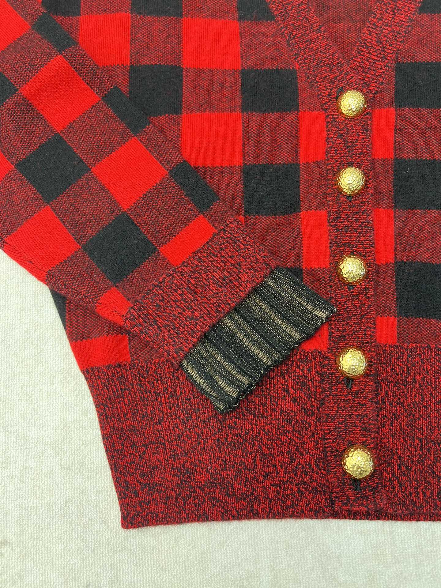 驴家 25ss新款格纹针织开衫本款开衫以毛绒混纺巧心织就，借由撞色针织呈现新意。衣身点缀细腻格纹，与边缘罗纹和袖口条纹共同致敬新季秀场的旅行灵感。锻纹纽扣描绘点睛之笔。 码数：S.M.L.
 驴家 25ss新款格纹针织开衫本款开衫以毛绒混纺巧心织就，借由撞色针织呈现新意。衣身点缀细腻格纹，与边缘罗纹和袖口条纹共同致敬新季秀场的旅行灵感。锻纹纽扣描绘点睛之笔。 码数：S.M.L.