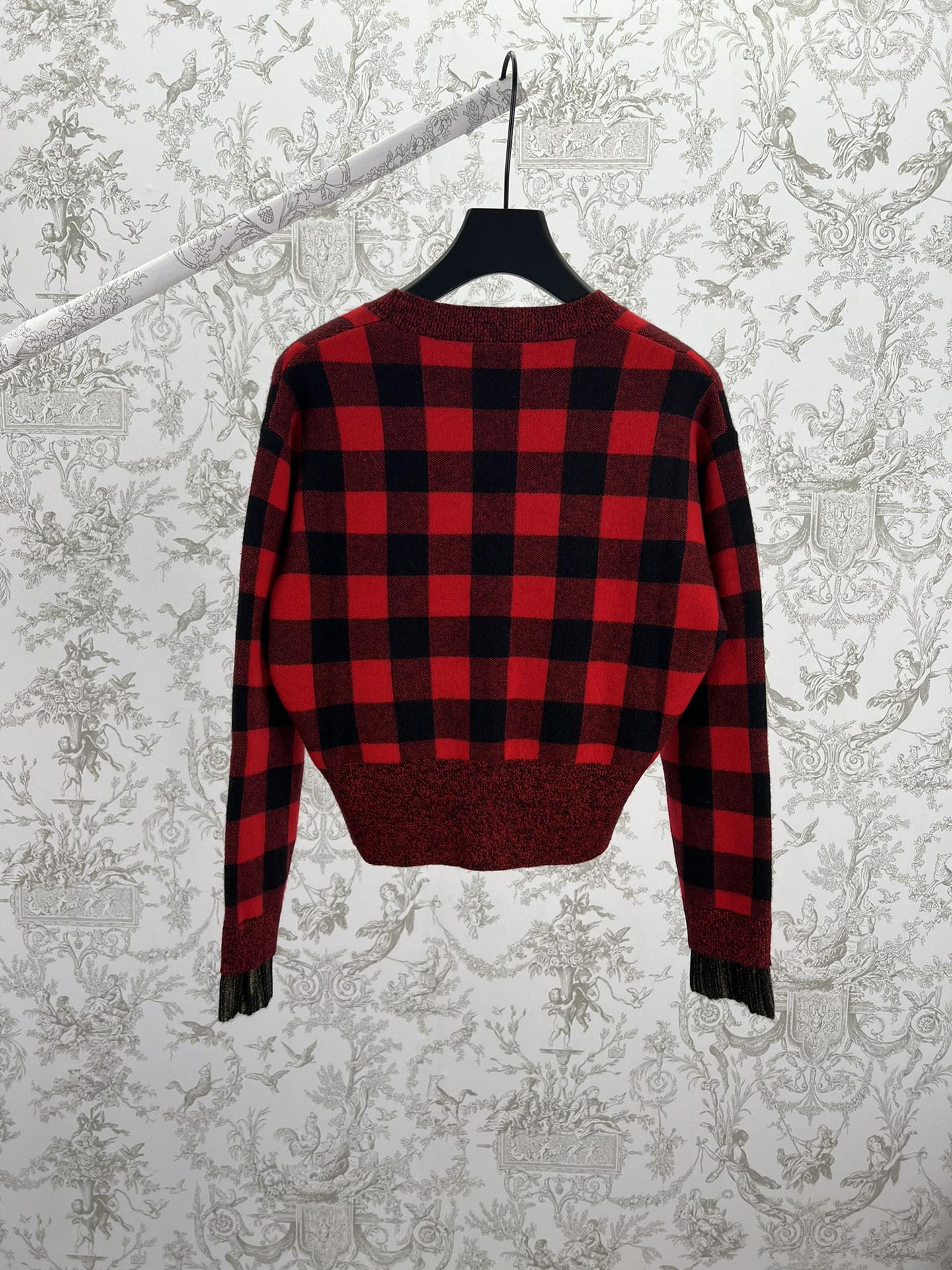 驴家 25ss新款格纹针织开衫本款开衫以毛绒混纺巧心织就，借由撞色针织呈现新意。衣身点缀细腻格纹，与边缘罗纹和袖口条纹共同致敬新季秀场的旅行灵感。锻纹纽扣描绘点睛之笔。 码数：S.M.L.
 驴家 25ss新款格纹针织开衫本款开衫以毛绒混纺巧心织就，借由撞色针织呈现新意。衣身点缀细腻格纹，与边缘罗纹和袖口条纹共同致敬新季秀场的旅行灵感。锻纹纽扣描绘点睛之笔。 码数：S.M.L.