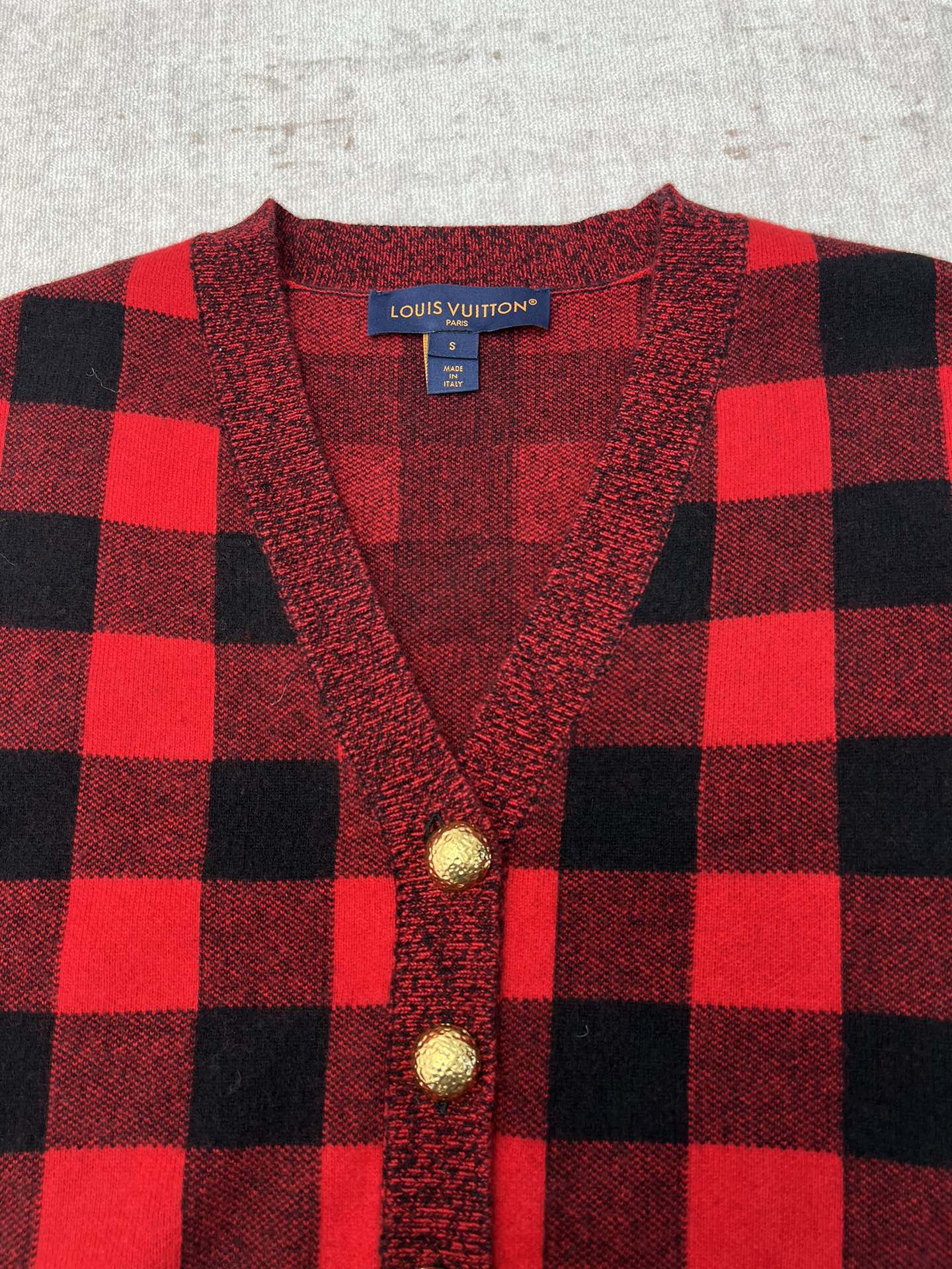 驴家 25ss新款格纹针织开衫本款开衫以毛绒混纺巧心织就，借由撞色针织呈现新意。衣身点缀细腻格纹，与边缘罗纹和袖口条纹共同致敬新季秀场的旅行灵感。锻纹纽扣描绘点睛之笔。 码数：S.M.L.
 驴家 25ss新款格纹针织开衫本款开衫以毛绒混纺巧心织就，借由撞色针织呈现新意。衣身点缀细腻格纹，与边缘罗纹和袖口条纹共同致敬新季秀场的旅行灵感。锻纹纽扣描绘点睛之笔。 码数：S.M.L.