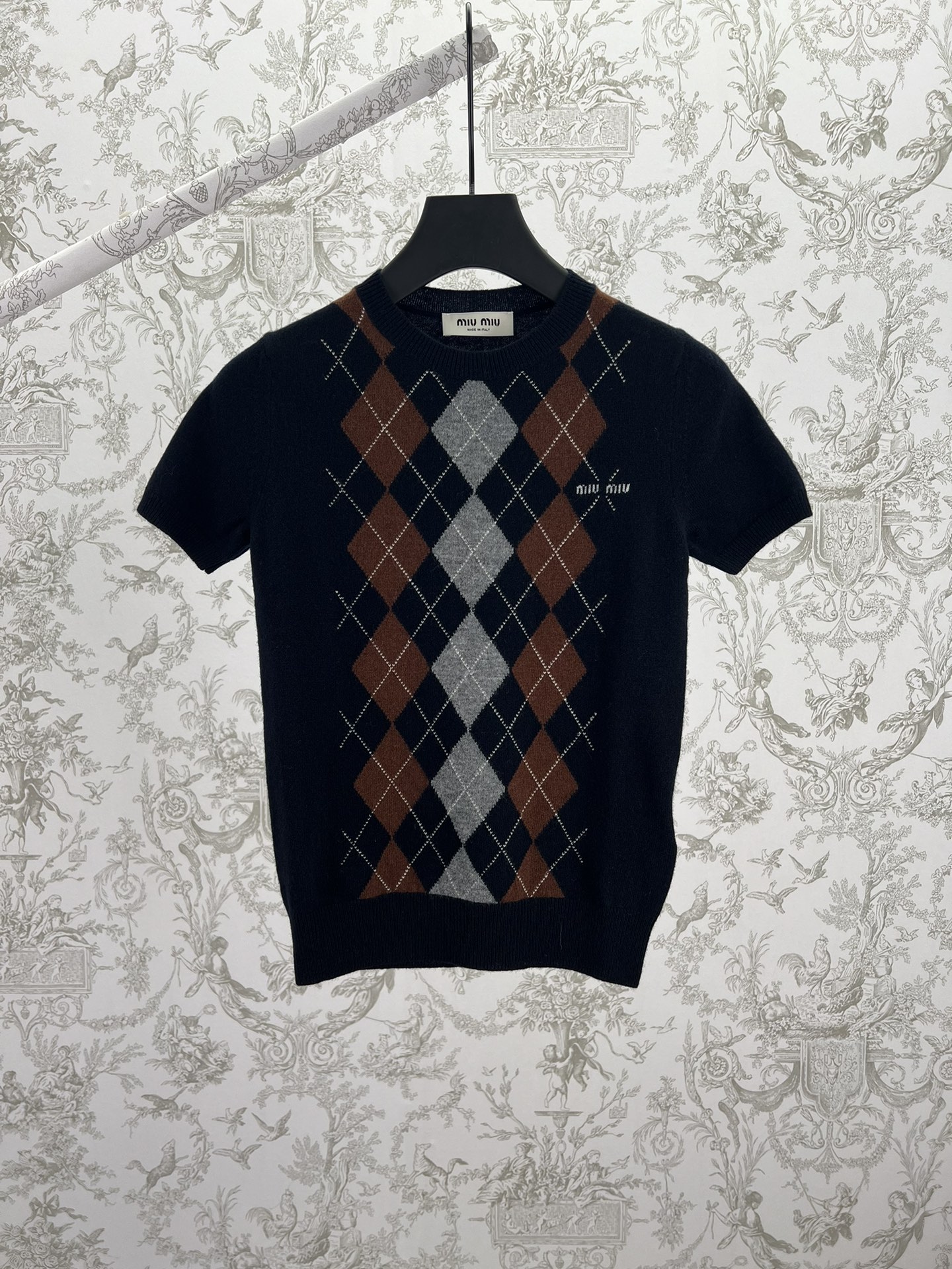 miumiu 25ss新款羊绒圆领毛衣菱形图案为这款柔软羊绒毛衣的精细工艺增添了俏皮的优雅，按照Miu Miu的精致现代视角重新诠释经典款式。 码数：S.M.L.
 miumiu 25ss新款羊绒圆领毛衣菱形图案为这款柔软羊绒毛衣的精细工艺增添了俏皮的优雅，按照Miu Miu的精致现代视角重新诠释经典款式。 码数：S.M.L.